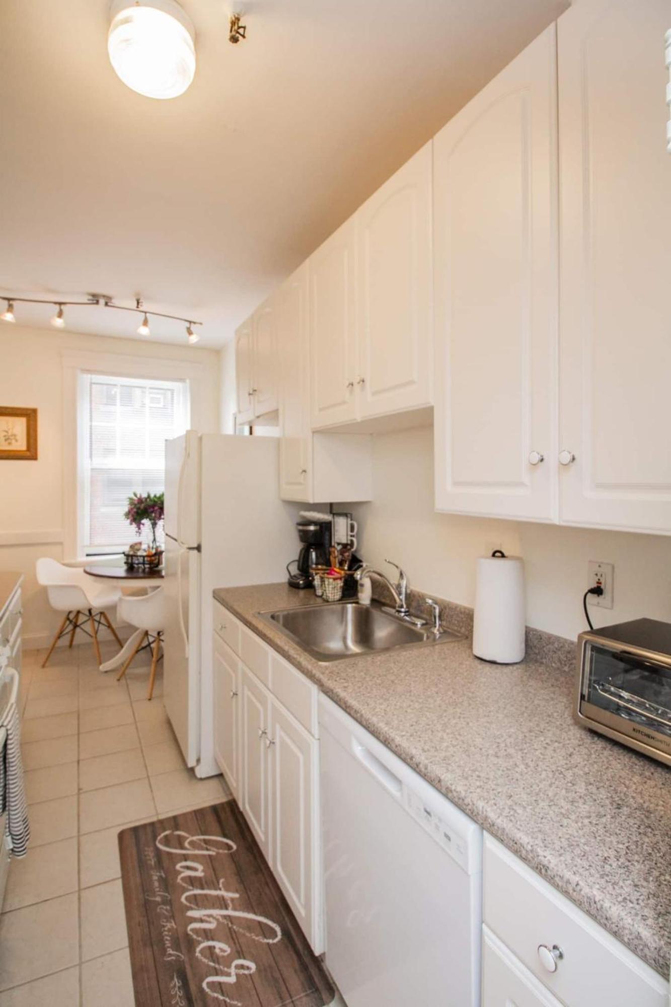 Sun-filled Unit, Elevator, Pool, College Apartment Boston