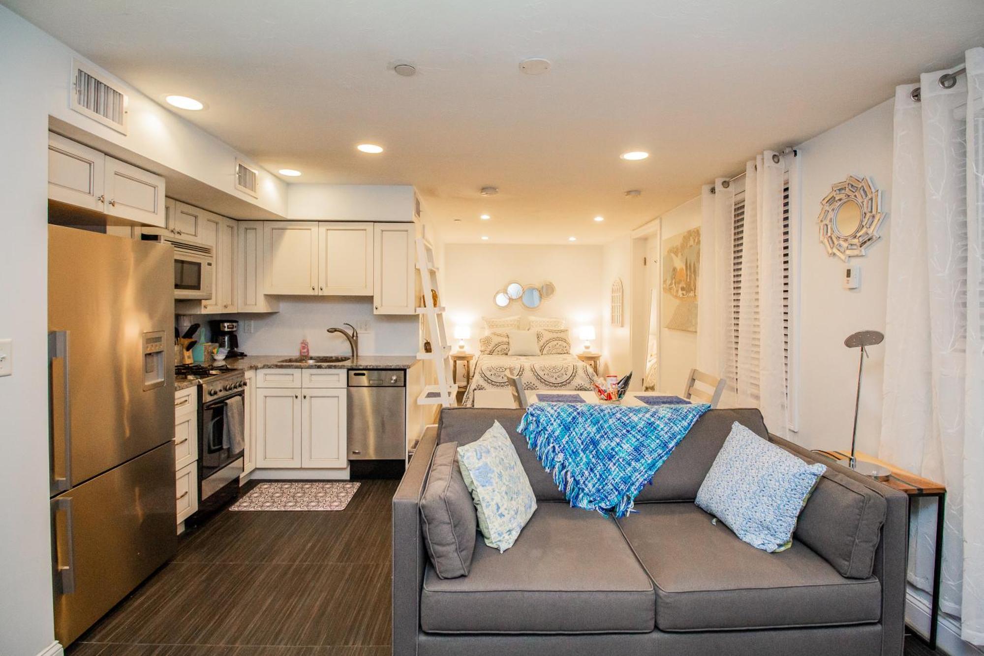 Renovated Studio, Steps To Mgh, Suffolk, Sleeps 4 Apartment *