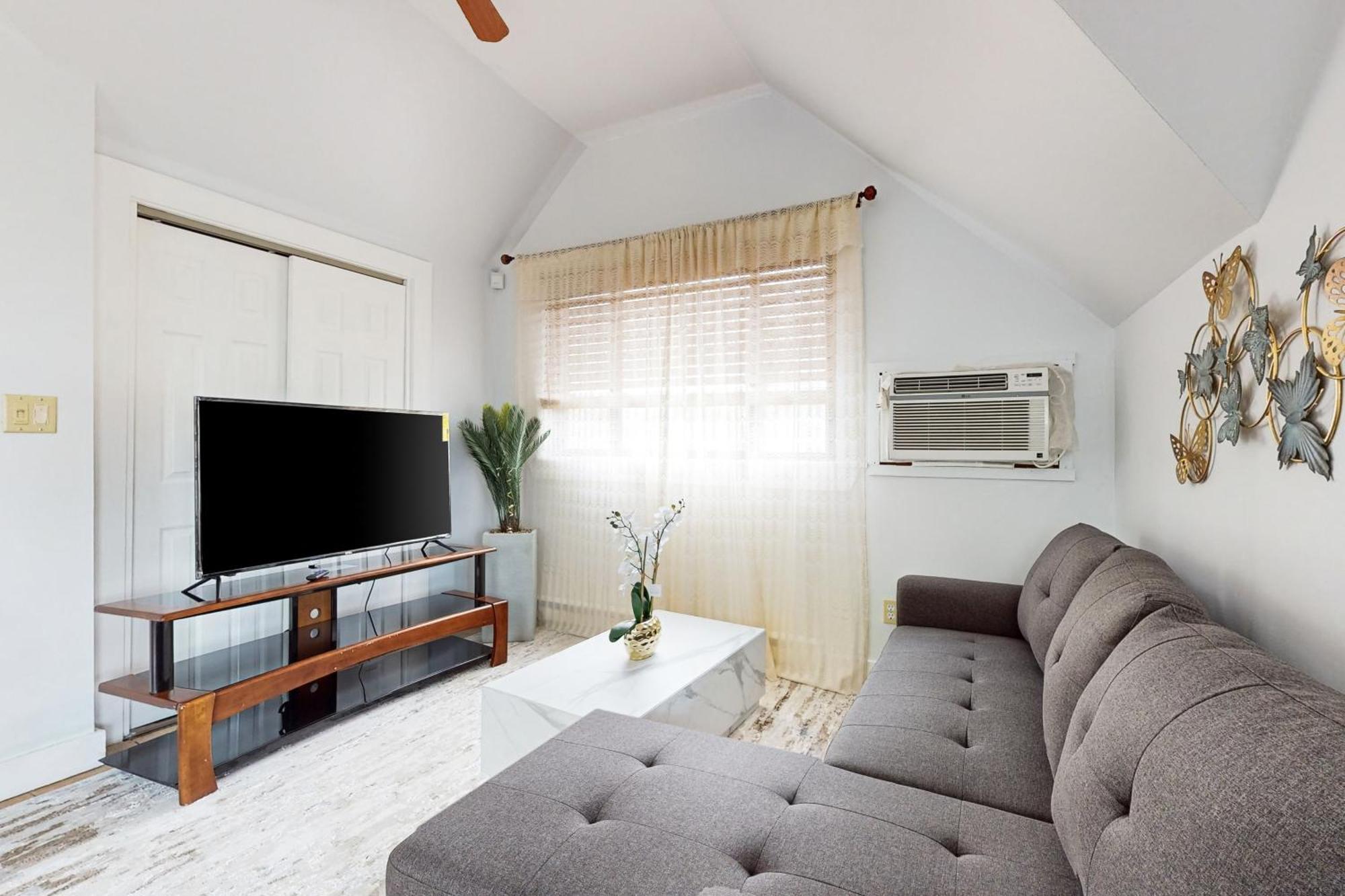 Apartment 3 Mi To Franklin Park Zoo Bright Getaway!