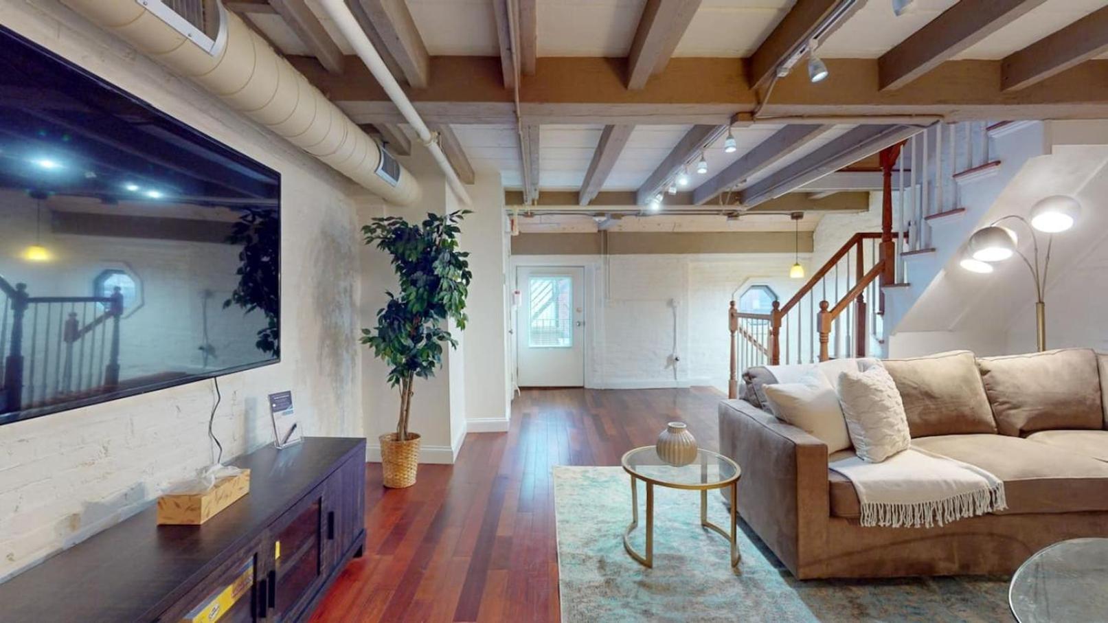 Apartment Tri-level, Skylighted, Faneuil Hallquincy Market *