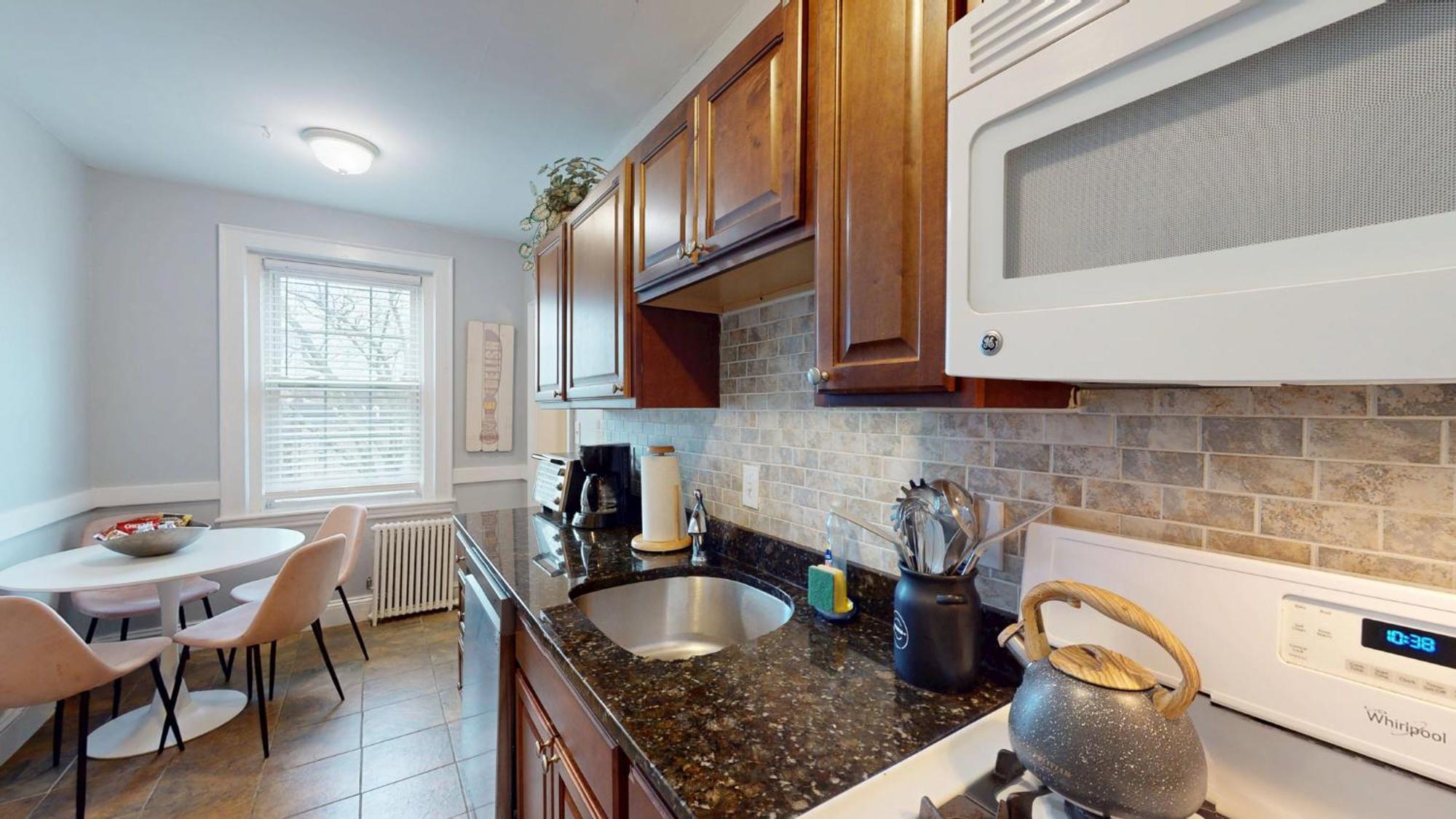 Apartment Steps To Public Transport, Coll, Roof Deck *