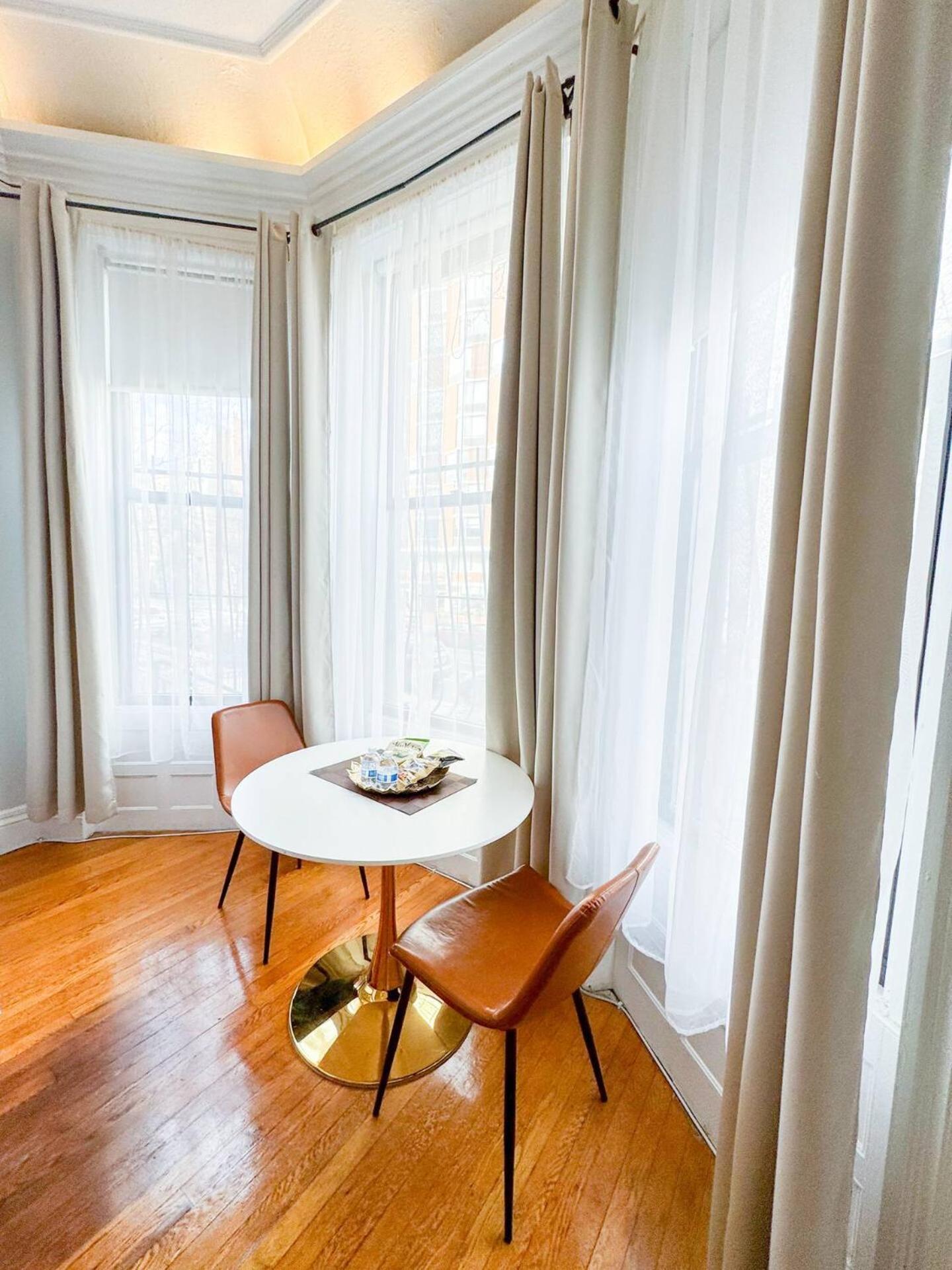 Oversized Furnished Brownstone In Back Bay *