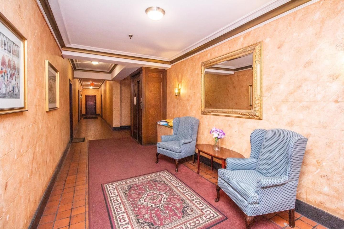 Sun-filled Unit, Elevator, Pool, College Apartment