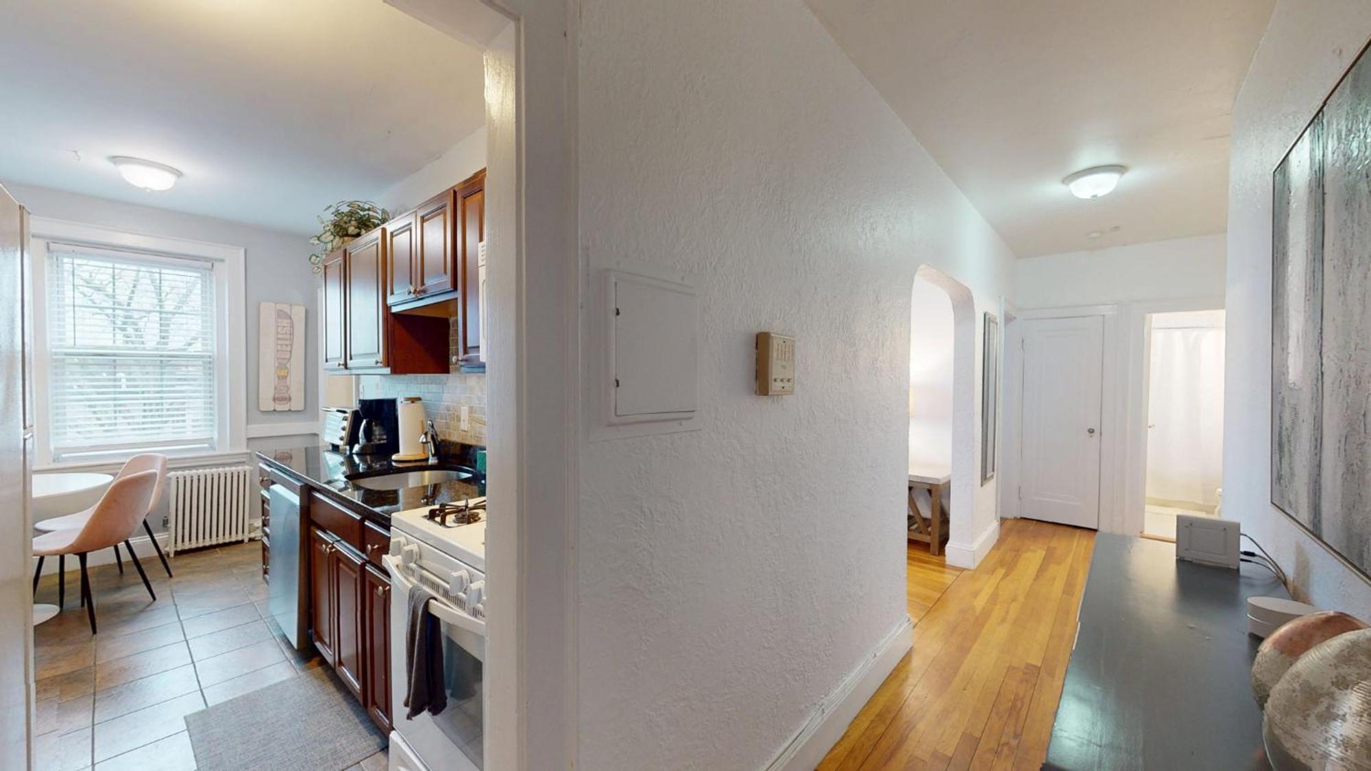 Apartment Steps To Public Transport, Coll, Roof Deck *