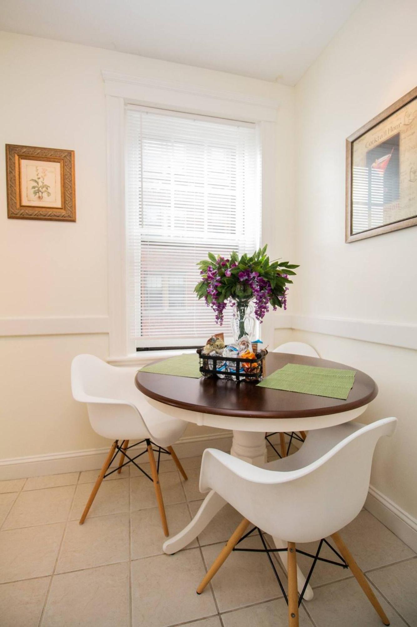 Sun-filled Unit, Elevator, Pool, College Apartment *