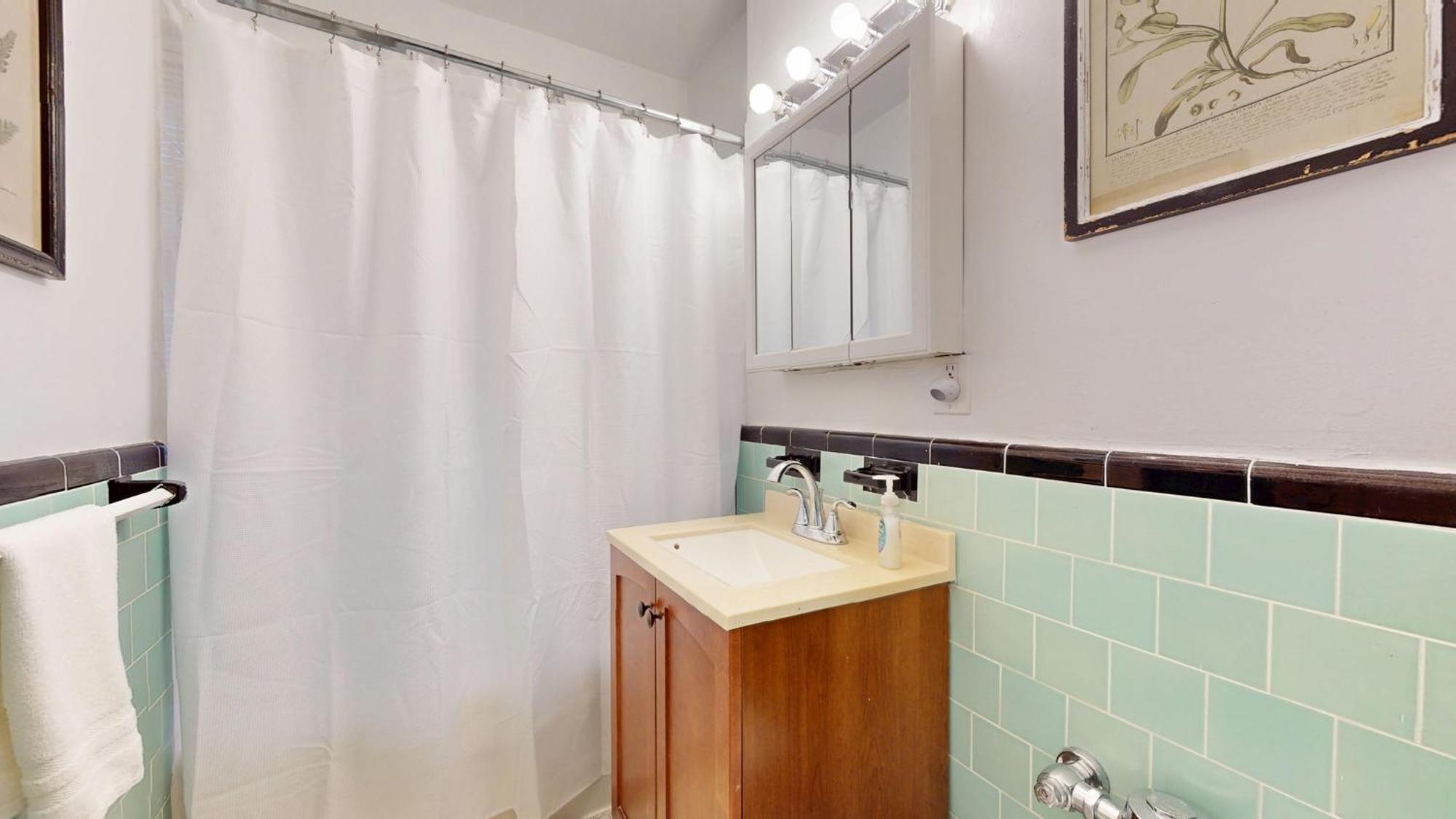 Apartment Steps To Public Transport, Coll, Roof Deck *