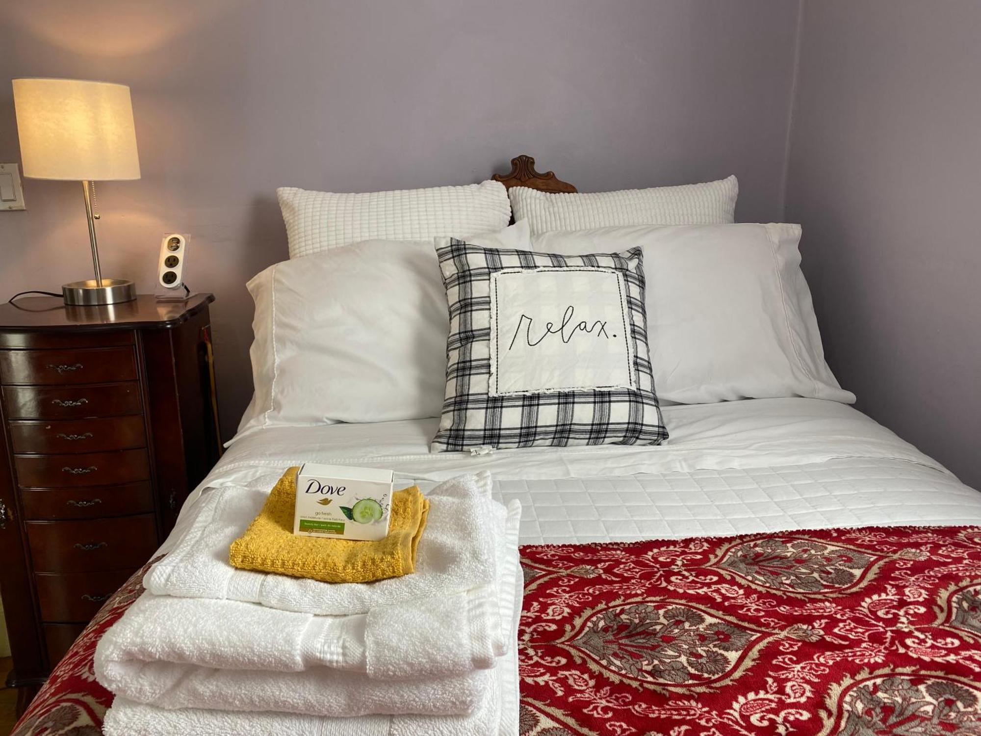 Private Bedroom Near Train&buses * Boston