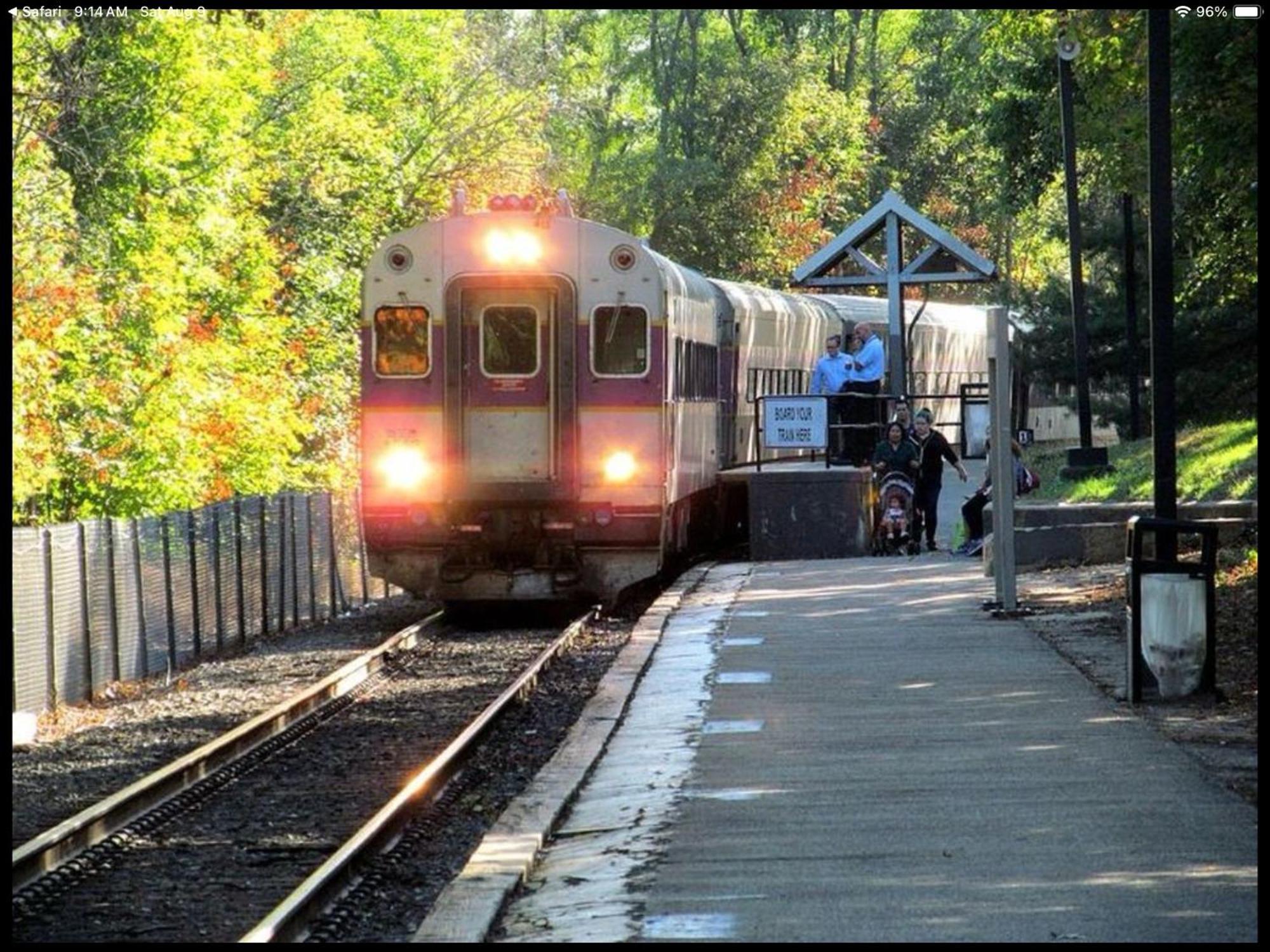 Large Bedroom With Private Bathroom Step To Train &buses In
