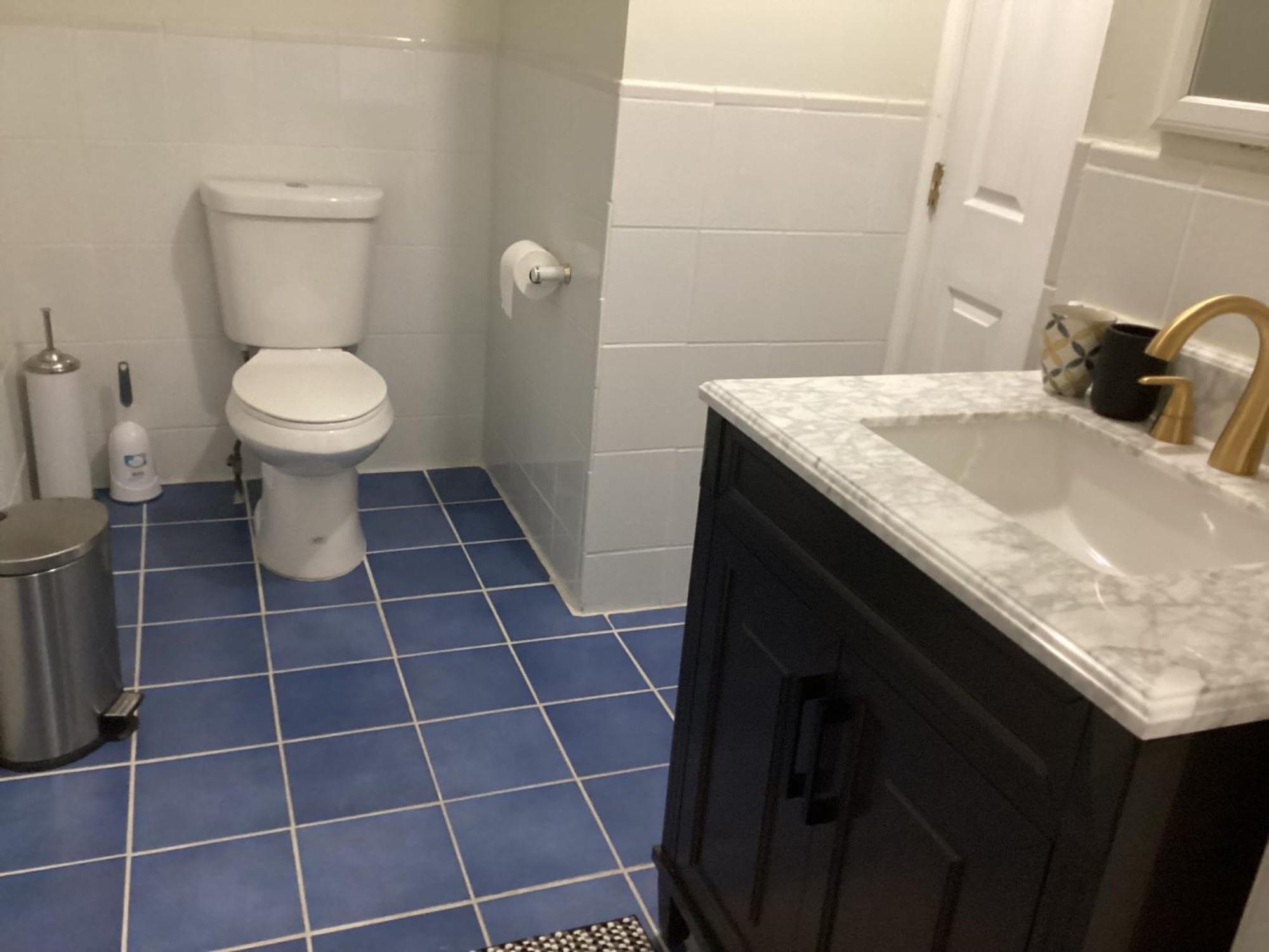 Large Bedroom With Private Bathroom Step To Train &buses In Boston