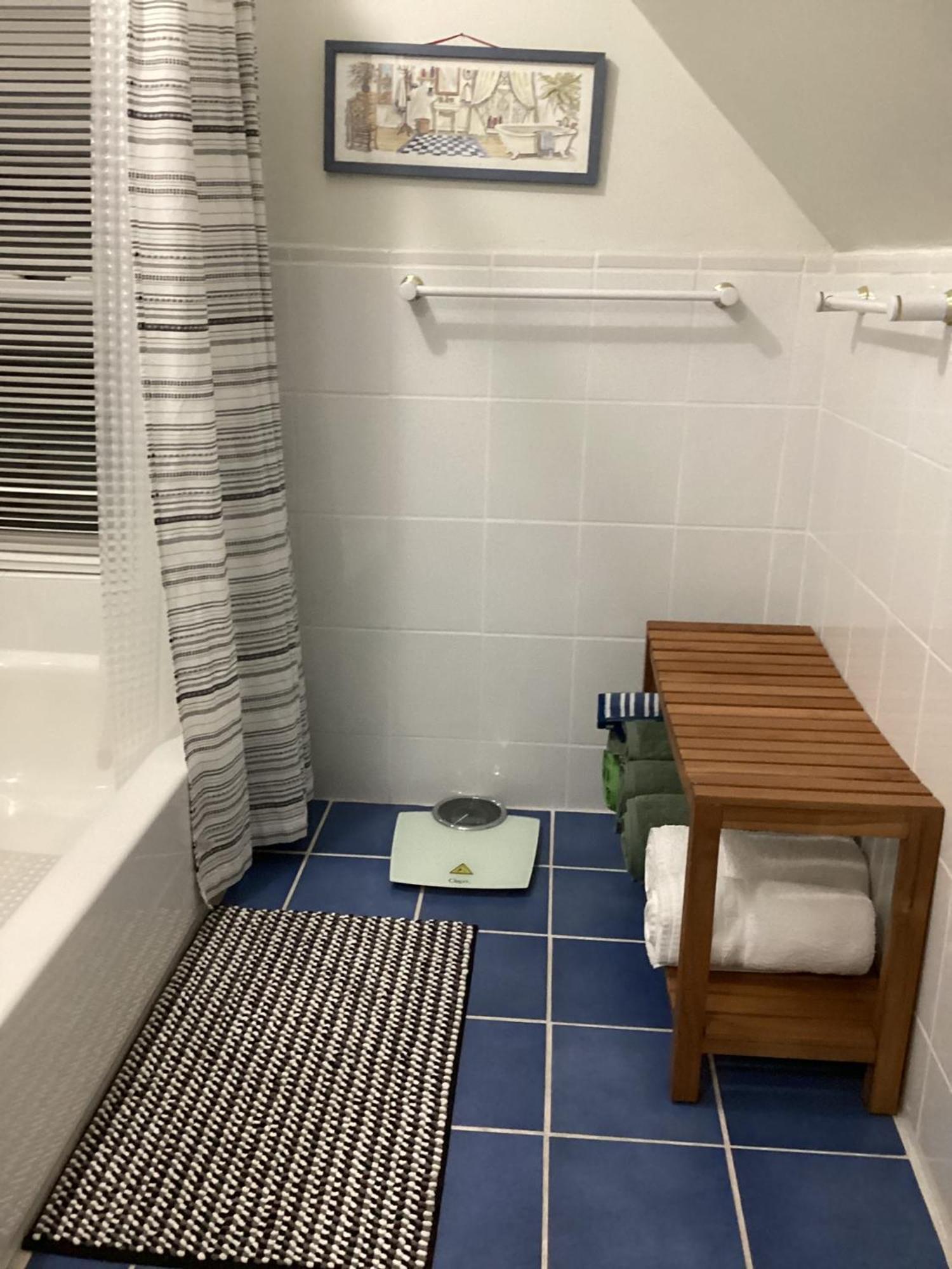 Large Bedroom With Private Bathroom Step To Train &buses In