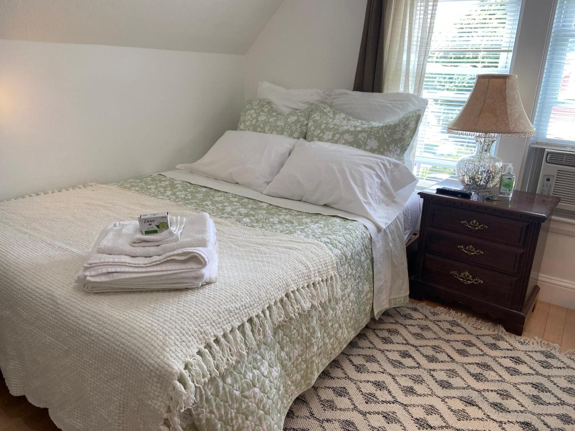 Homestay Large Bedroom With Private Bathroom Step To Train &buses In *