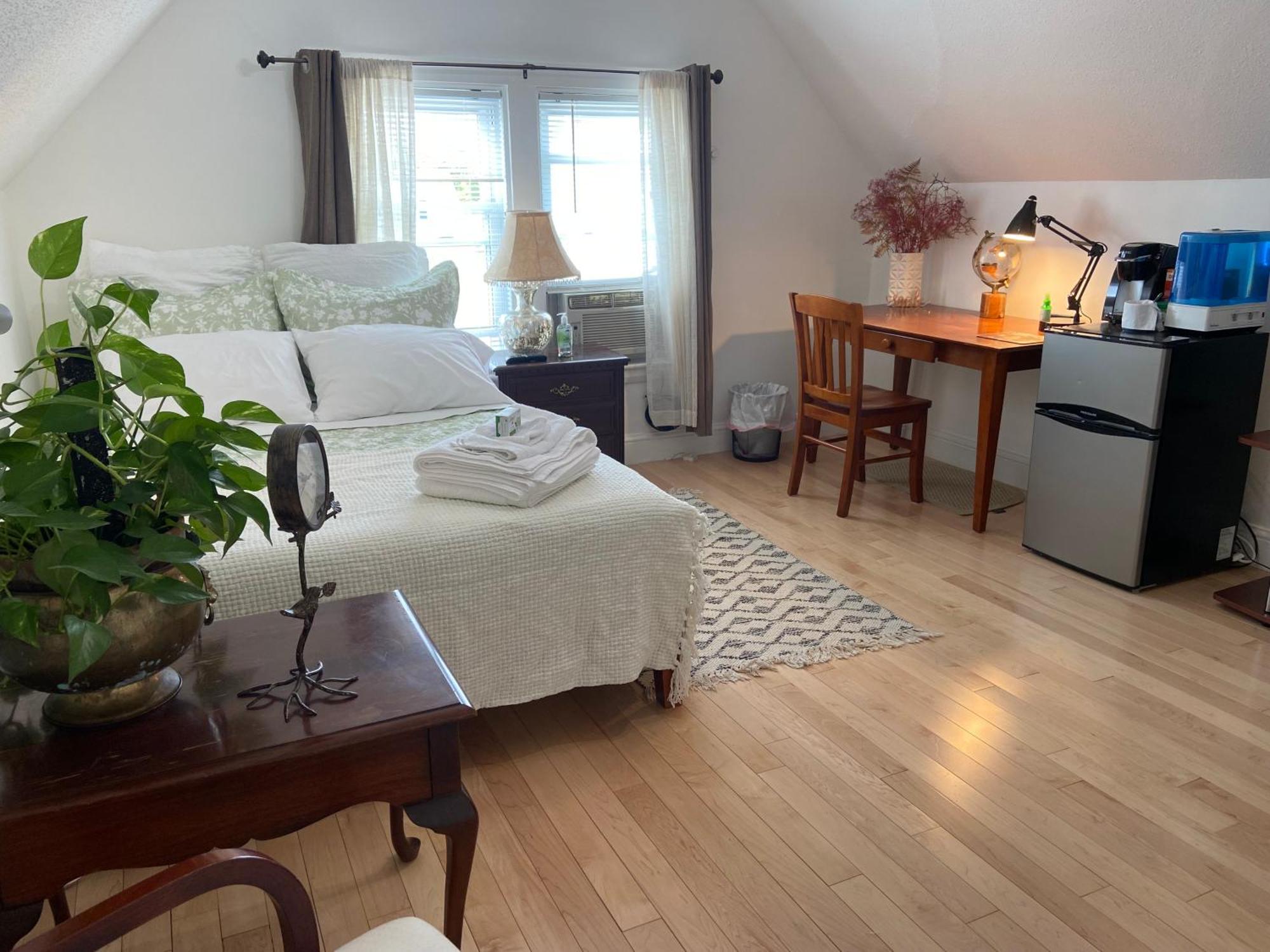 Homestay Large Bedroom With Private Bathroom Step To Train &buses In *