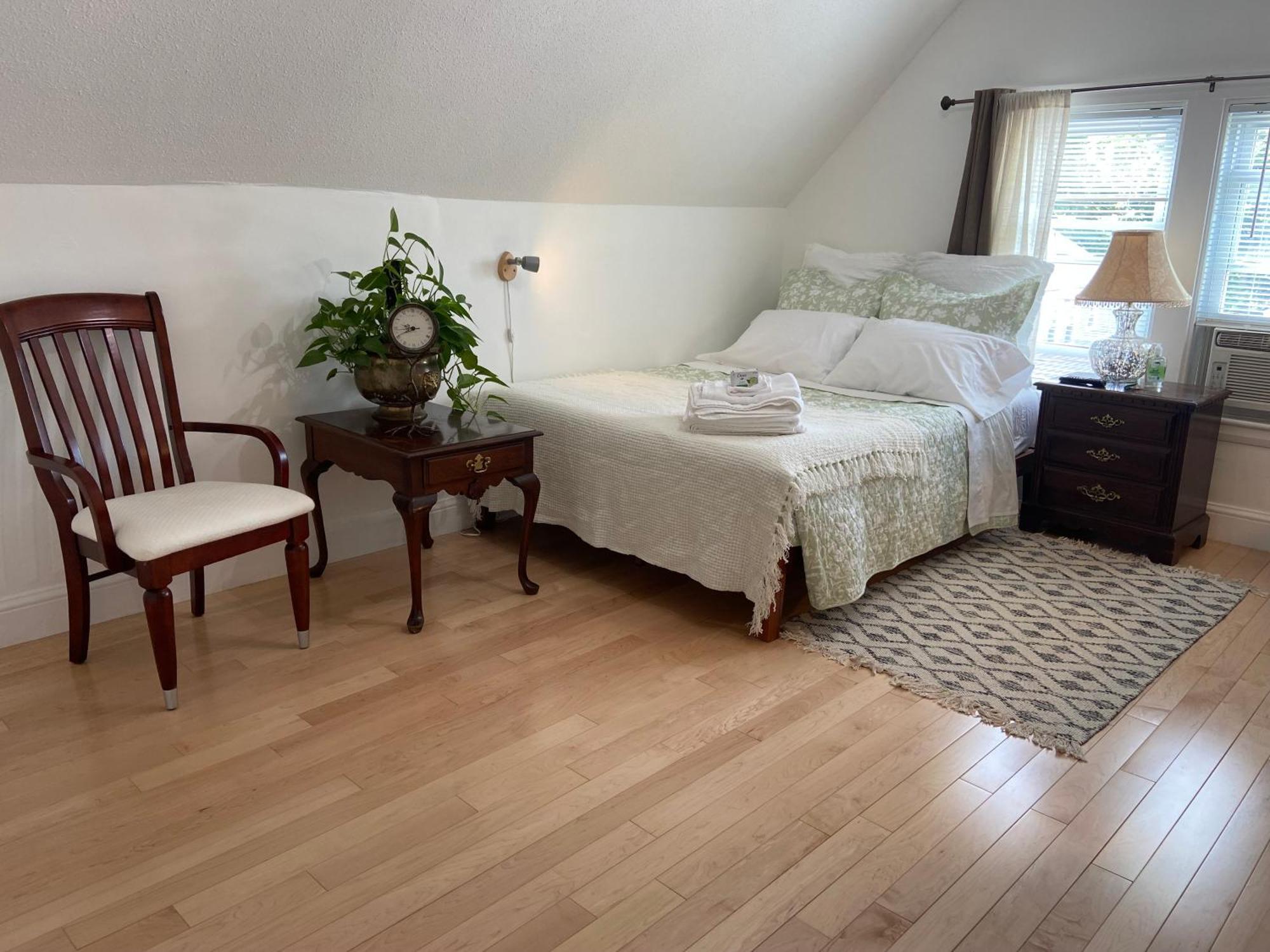 Homestay Large Bedroom With Private Bathroom Step To Train &buses In *