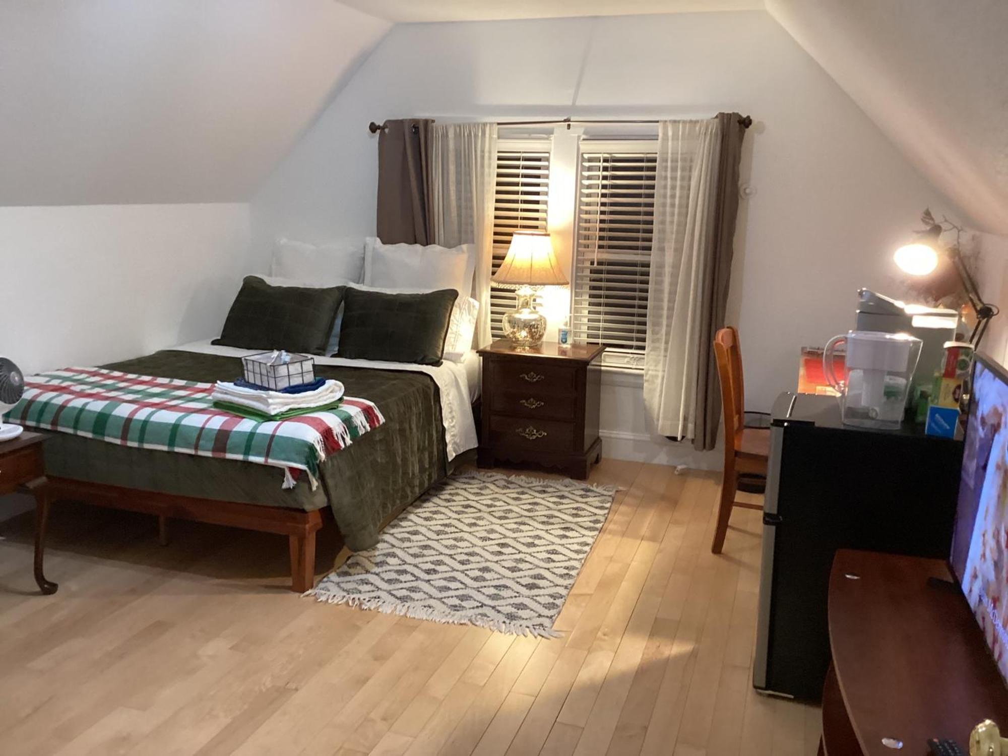 Large Bedroom With Private Bathroom Step To Train &buses In *