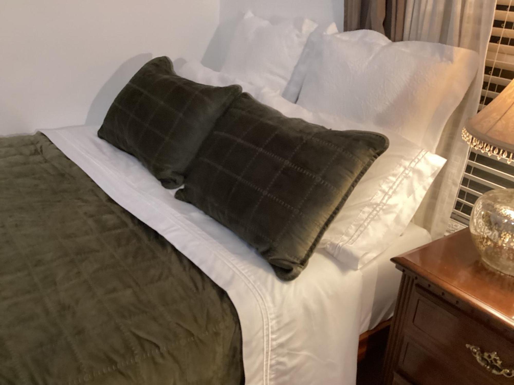 Large Bedroom With Private Bathroom Step To Train &buses In