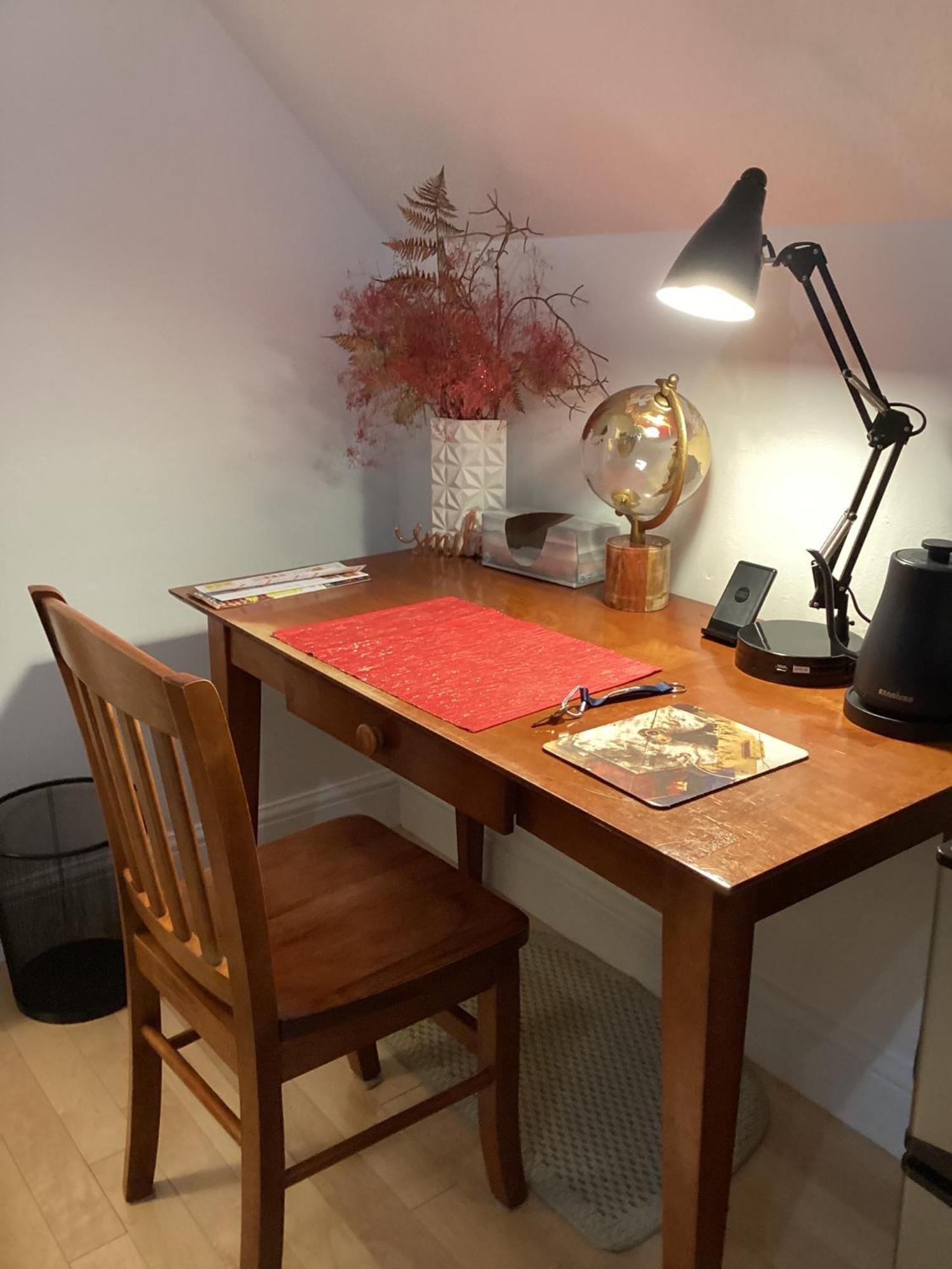 Large Bedroom With Private Bathroom Step To Train &buses In Boston