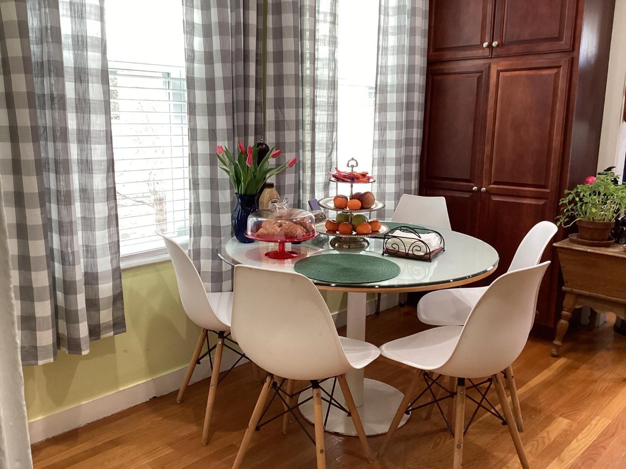 Large Bedroom With Private Bathroom Step To Train &buses In