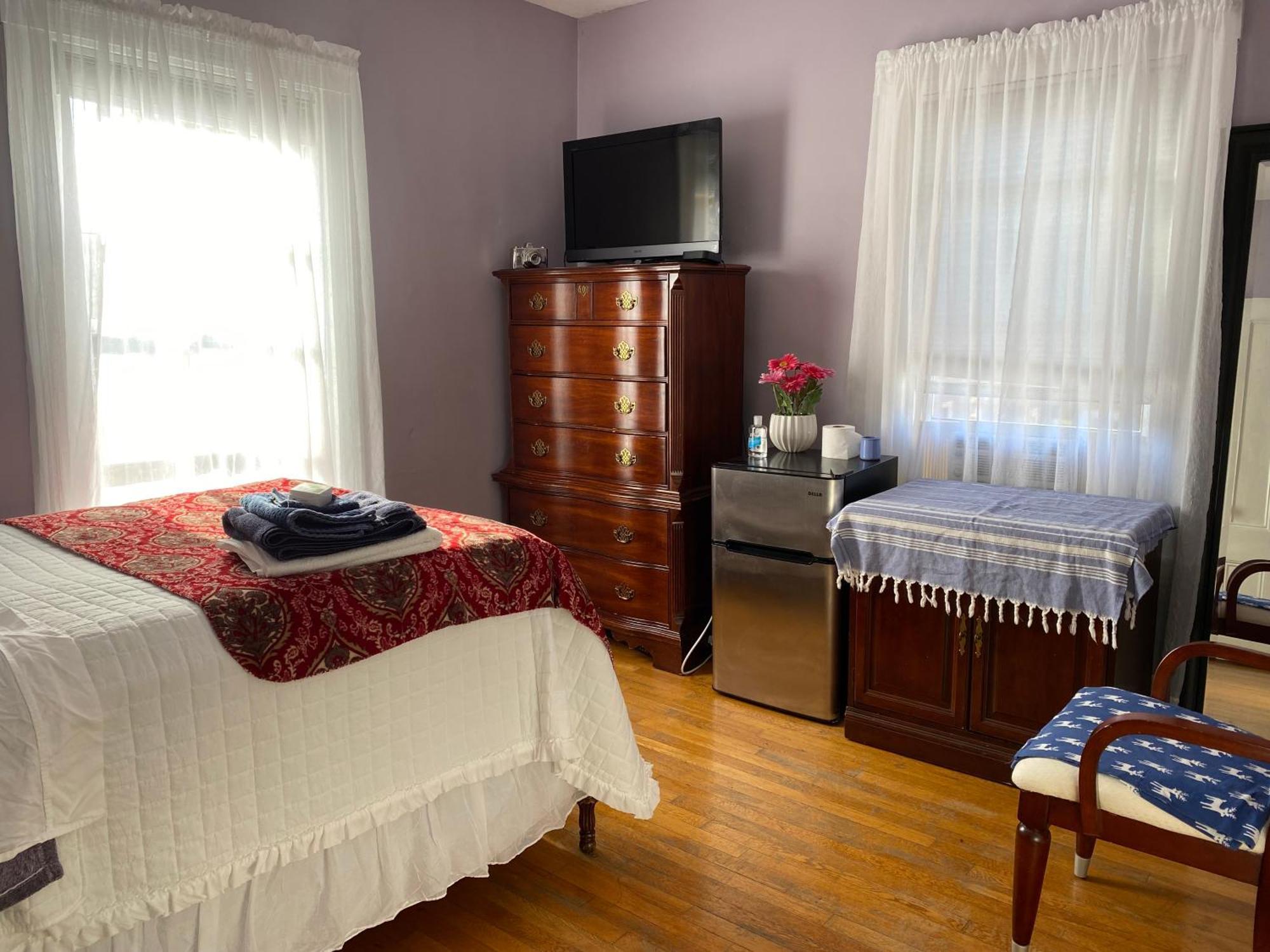 Private Bedroom Near Train&buses