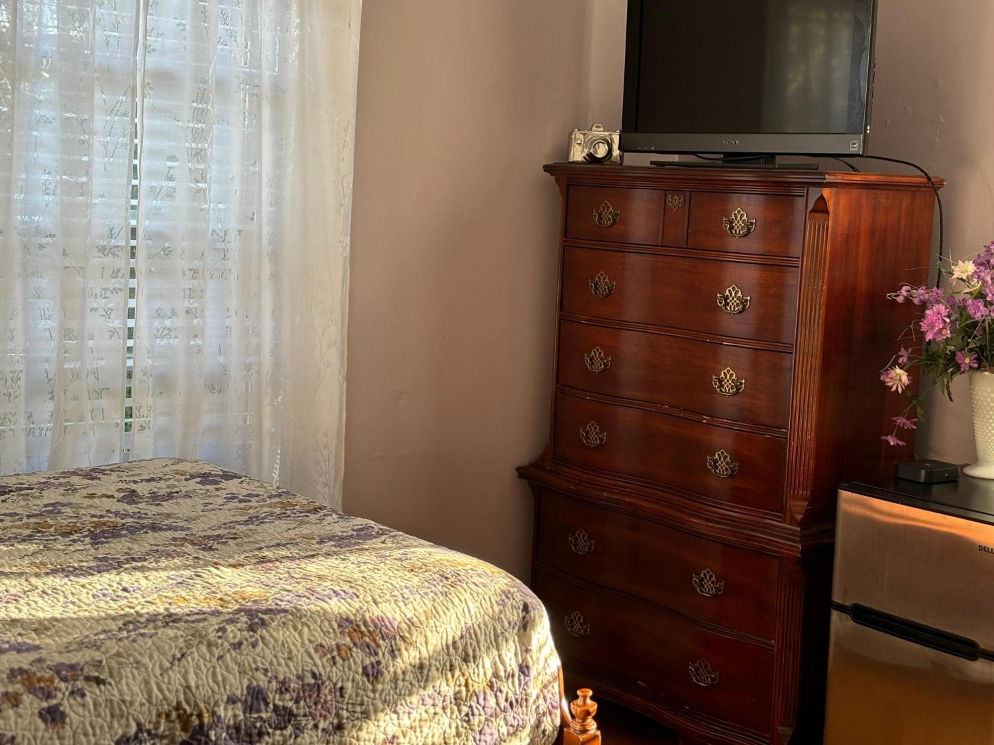 Private Bedroom Near Train&buses Boston