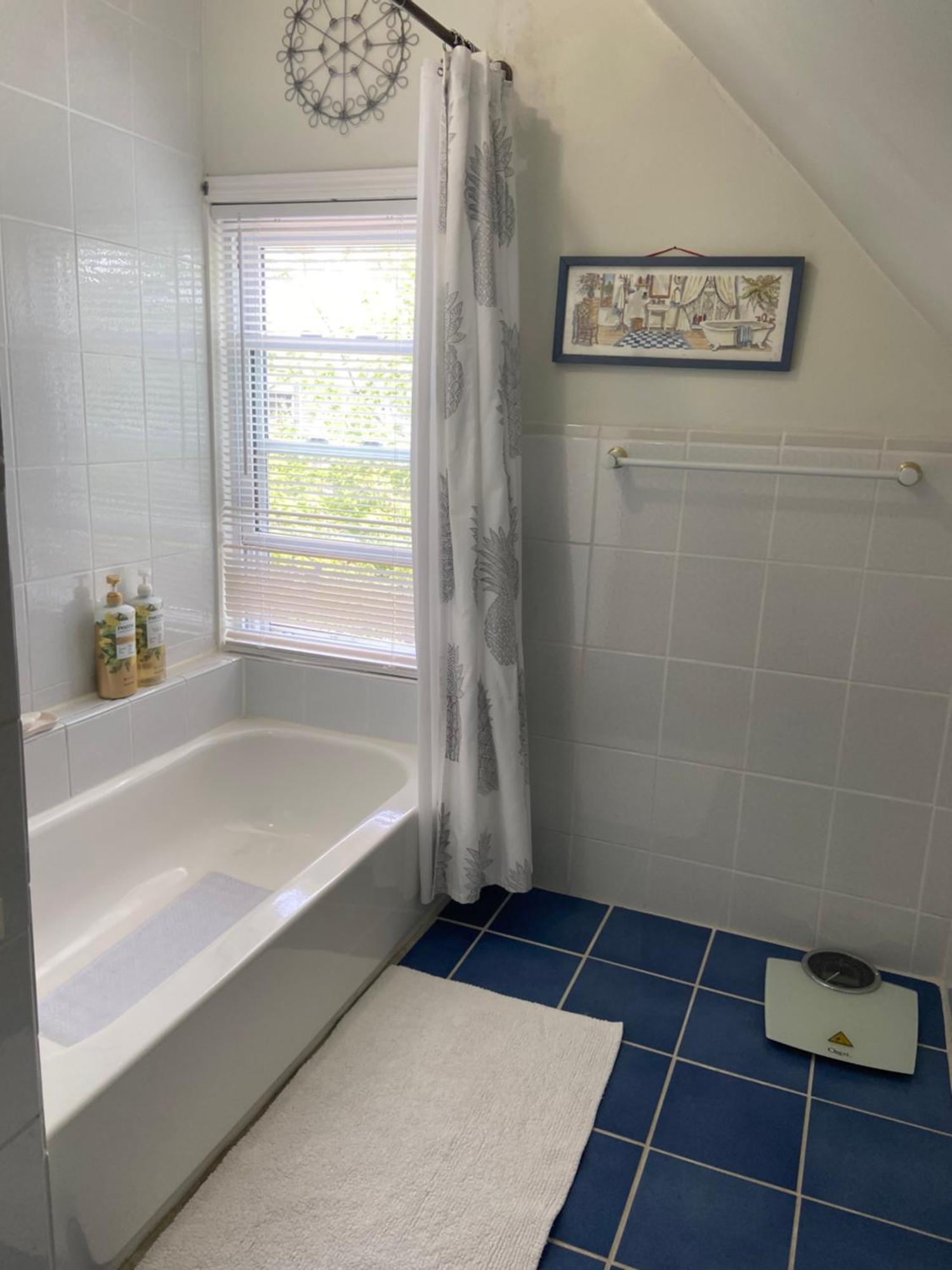 Homestay Large Bedroom With Private Bathroom Step To Train &buses In *