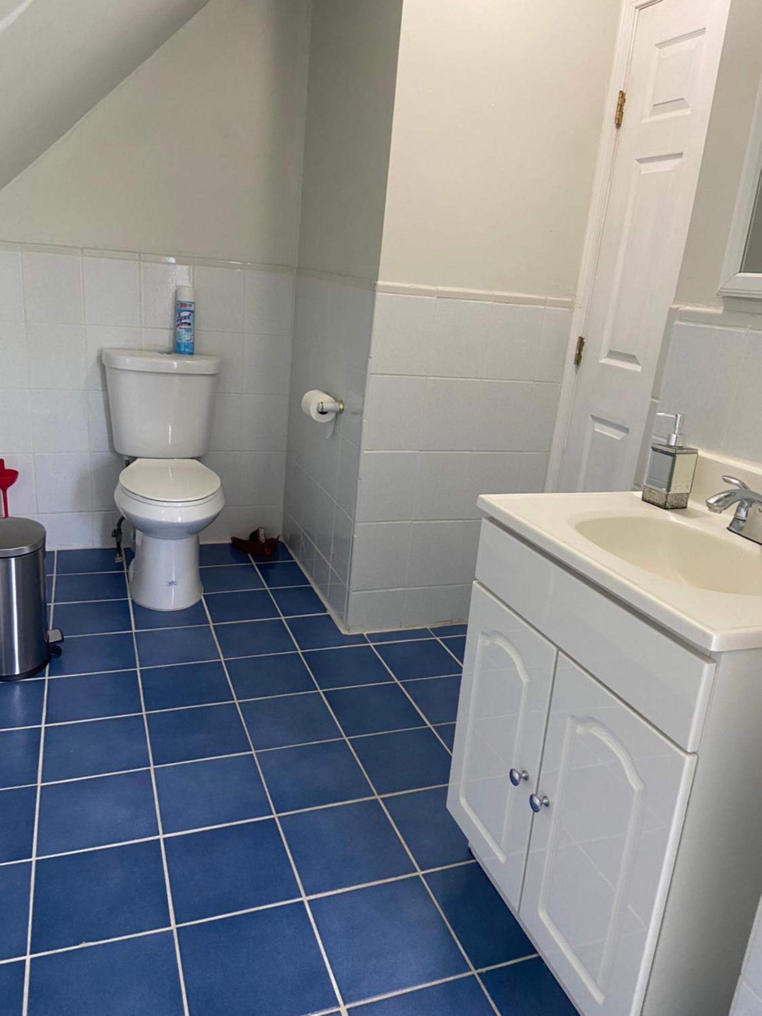 Large Bedroom With Private Bathroom Step To Train &buses In