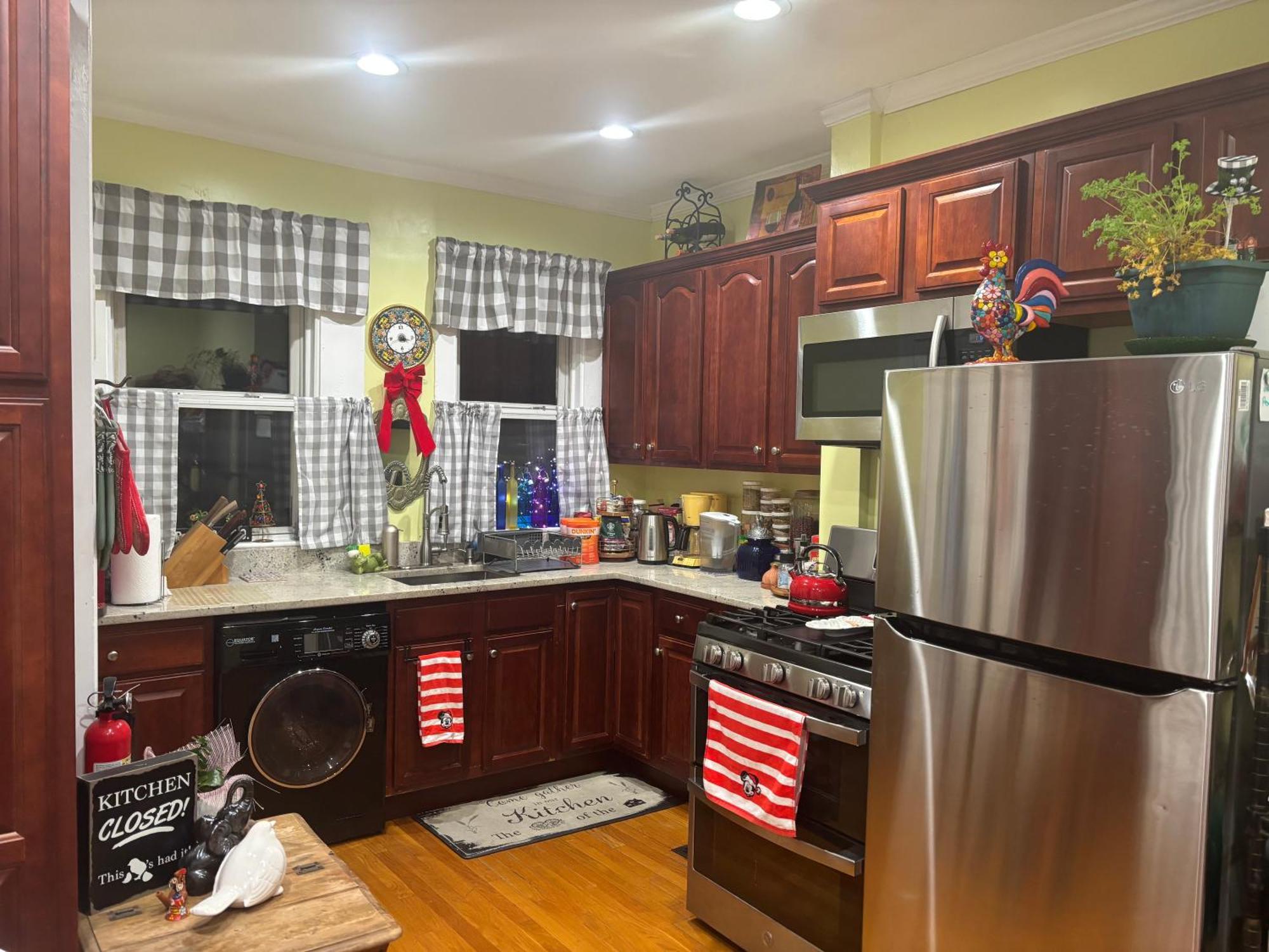 Large Bedroom With Private Bathroom Step To Train &buses In Homestay