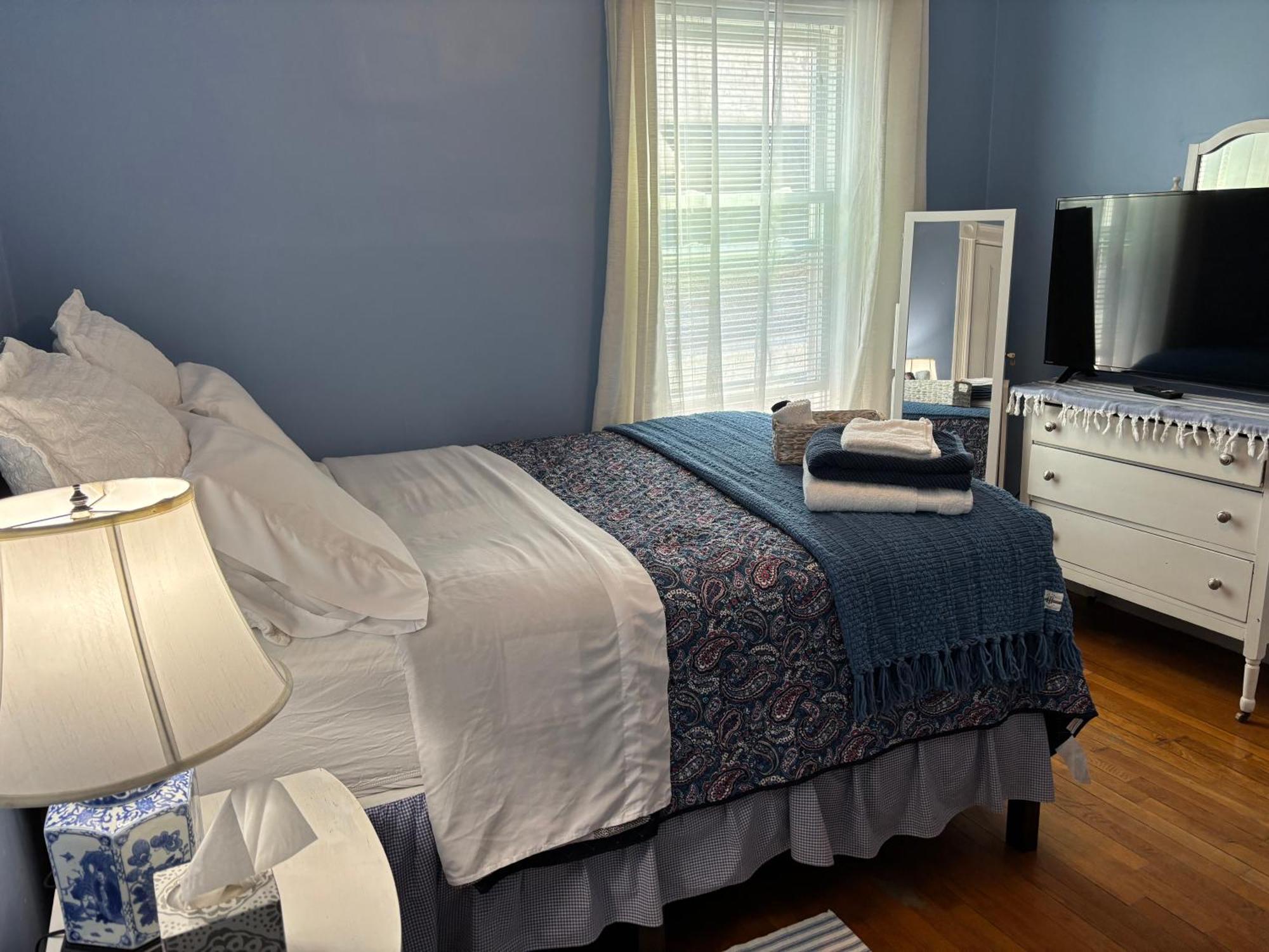 Private Bedroom Near Train&buses *