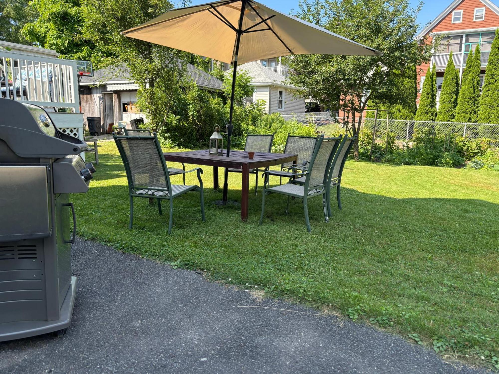 Large Bedroom With Private Bathroom Step To Train &buses In Homestay