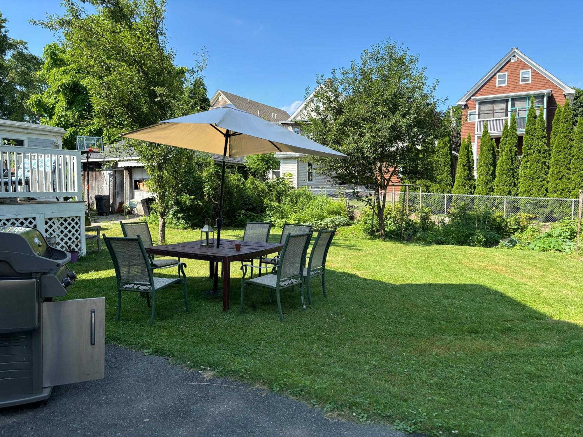 Large Bedroom With Private Bathroom Step To Train &buses In Boston