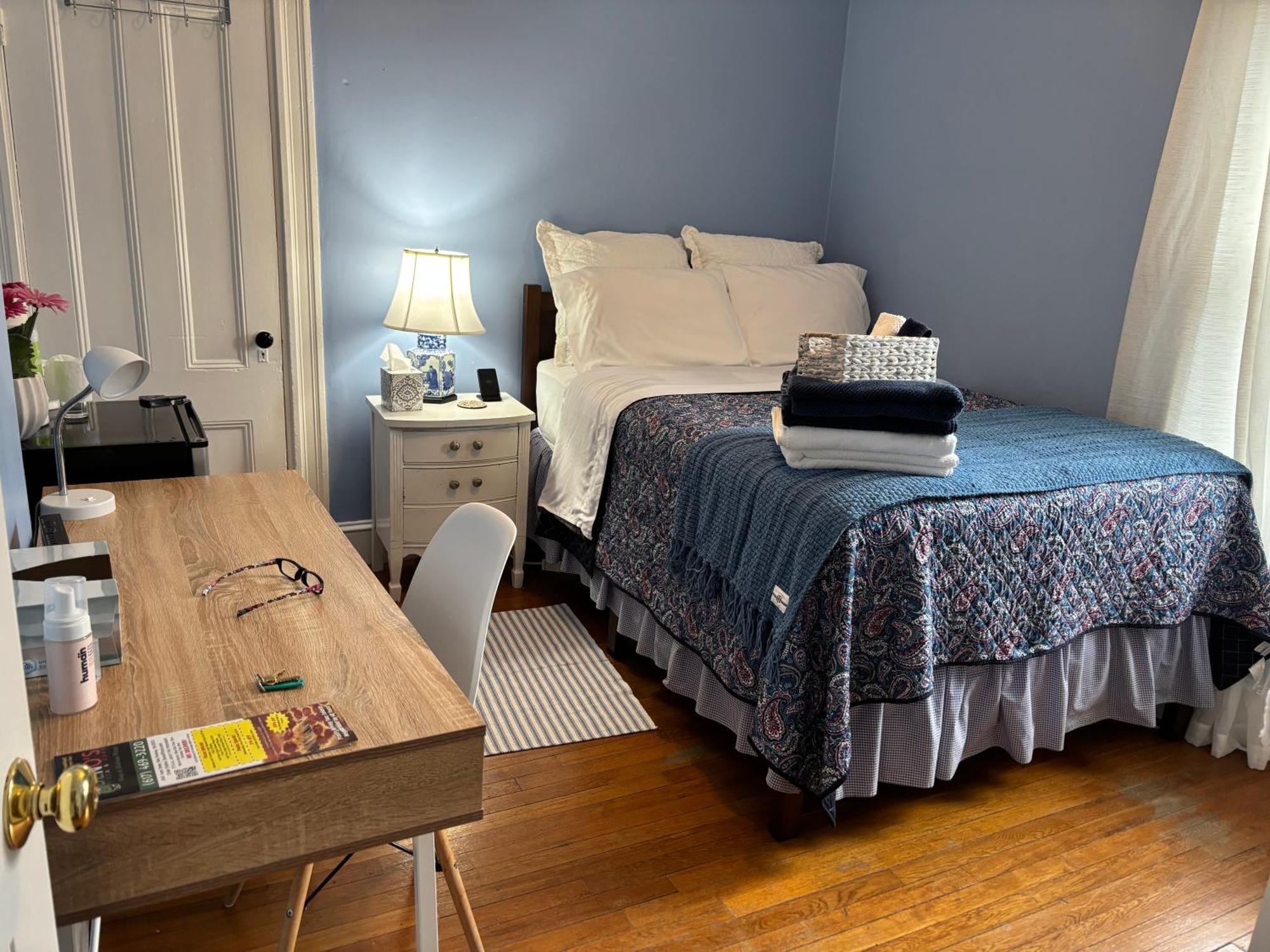 Private Bedroom Near Train&buses *