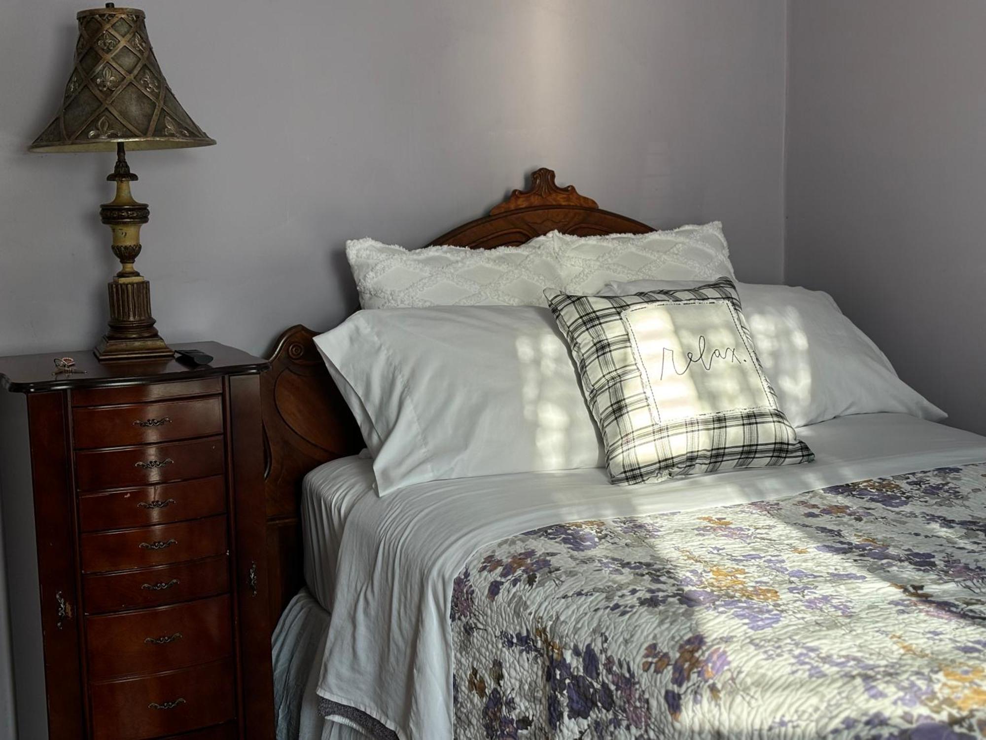 Private Bedroom Near Train&buses Homestay *