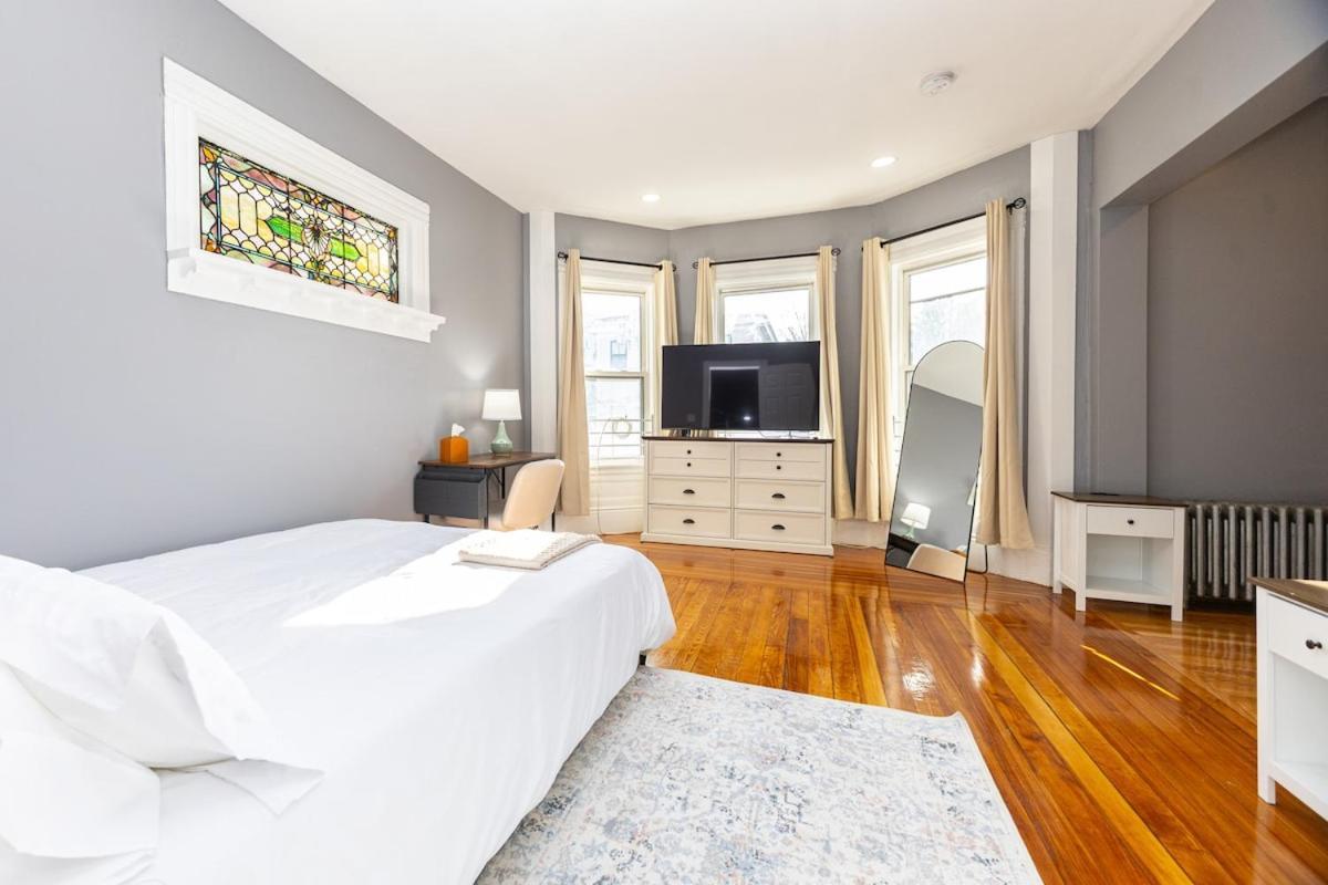 Elegant, Spacious 3bd, 1ba In Apartment