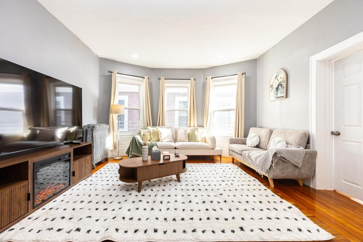 Elegant, Spacious 3bd, 1ba In Apartment Boston