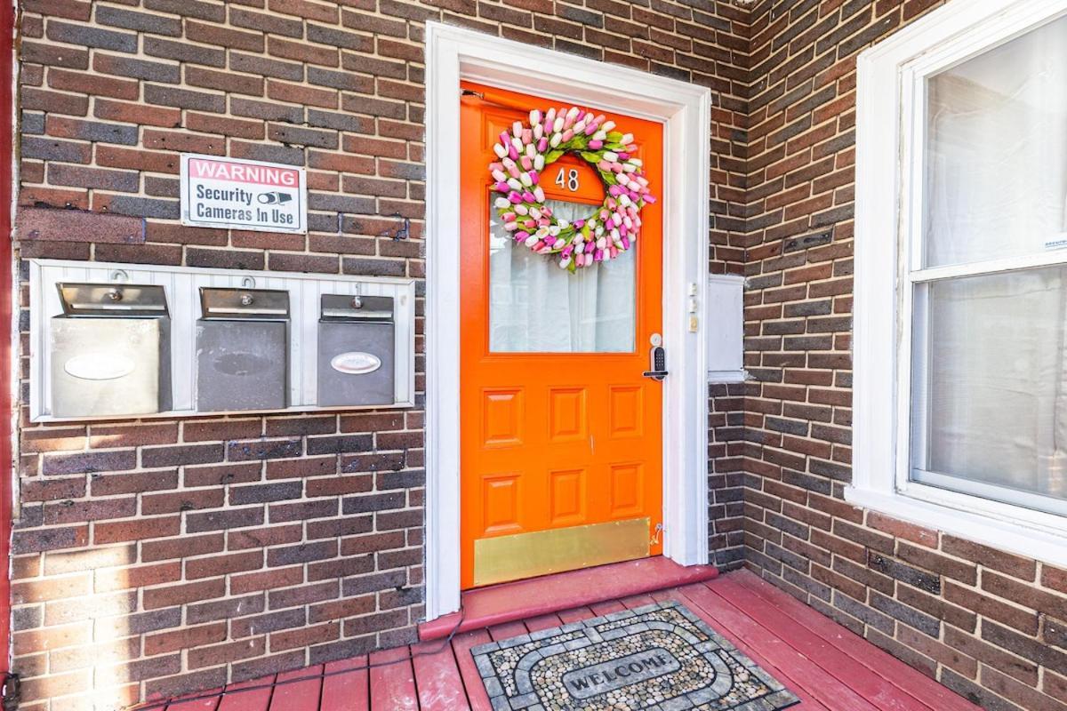 Nightingale In Apartment *