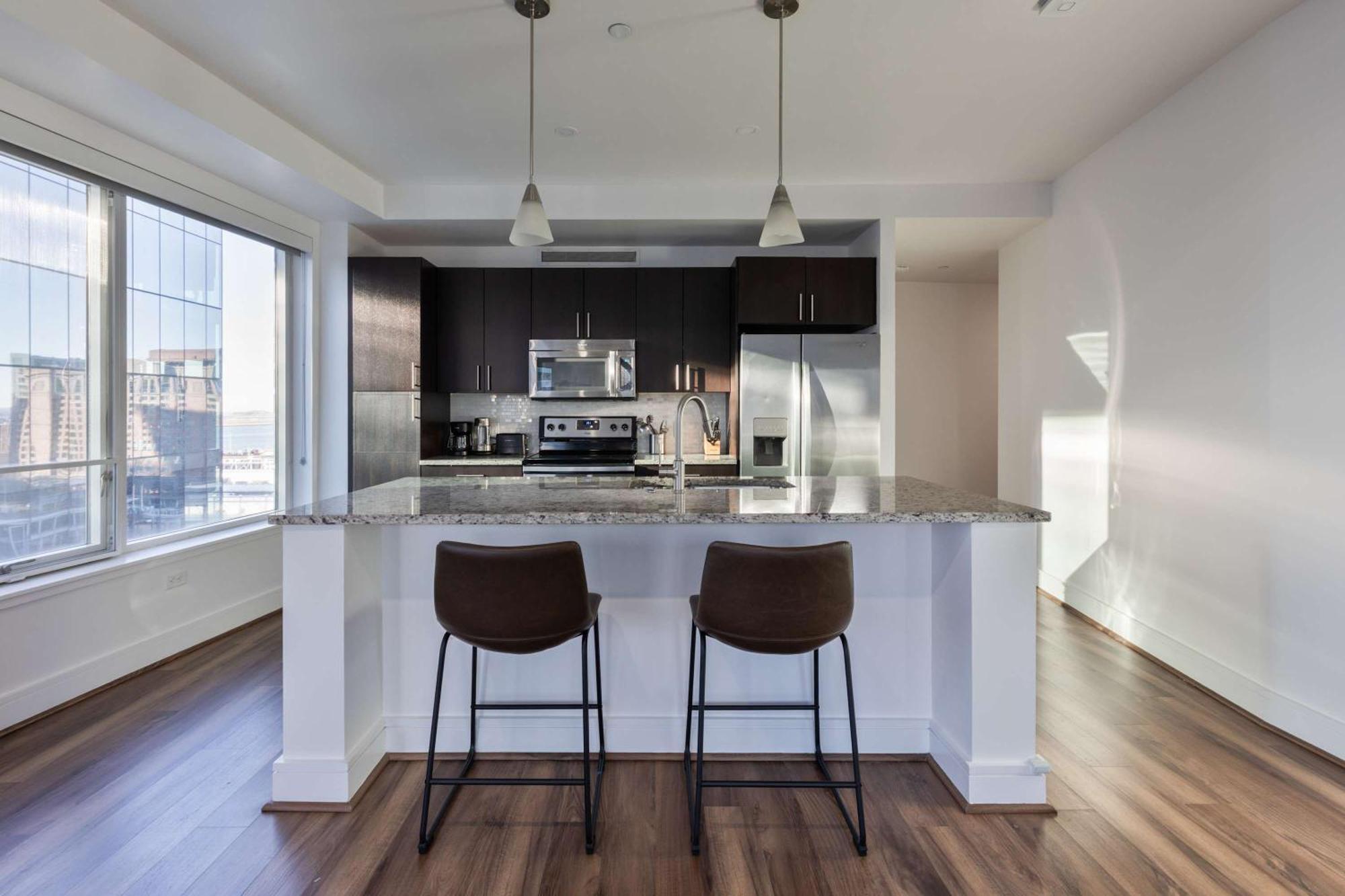 Stylish Seaport Near Waterfront Dining & Downtown