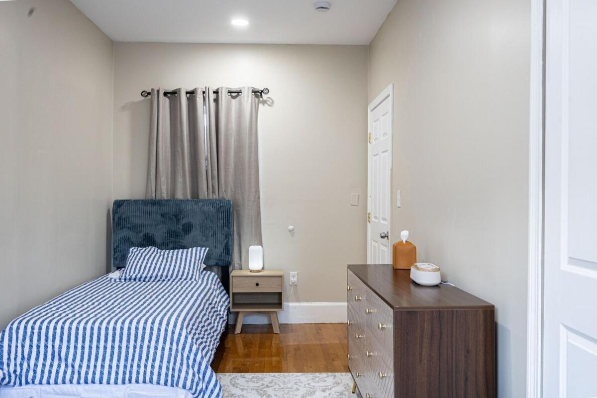 Cozy, Spacious Near Downtown Apartment *