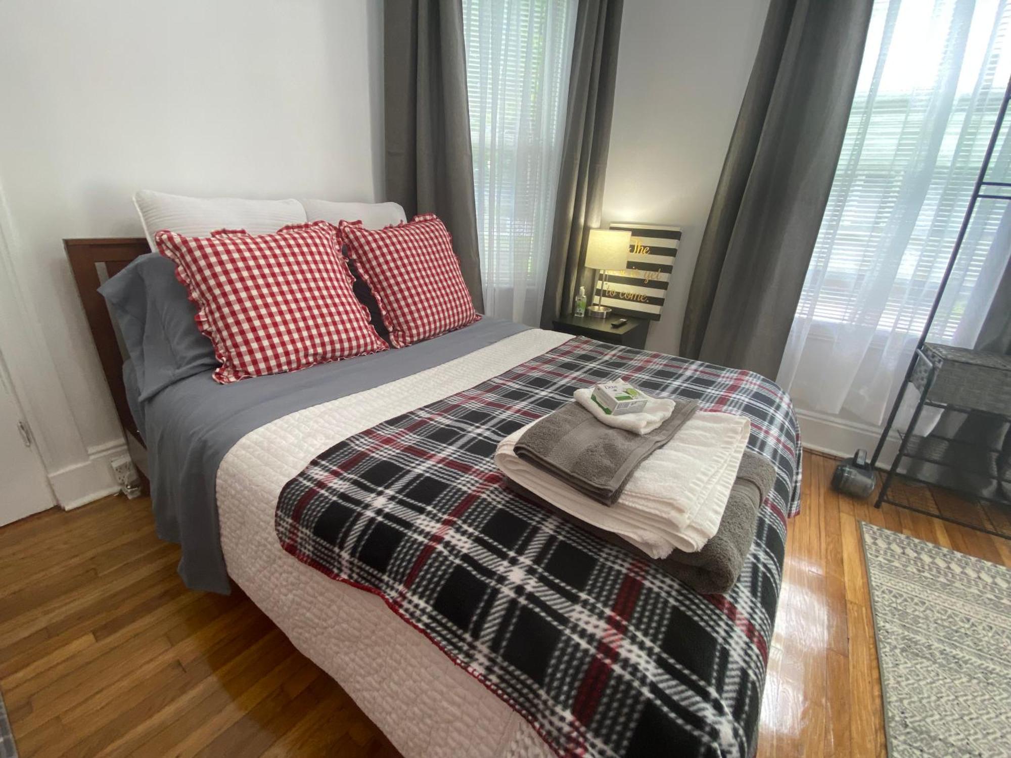 With Parking, Next To Train Or Buses, Good Neighborhood Apartment