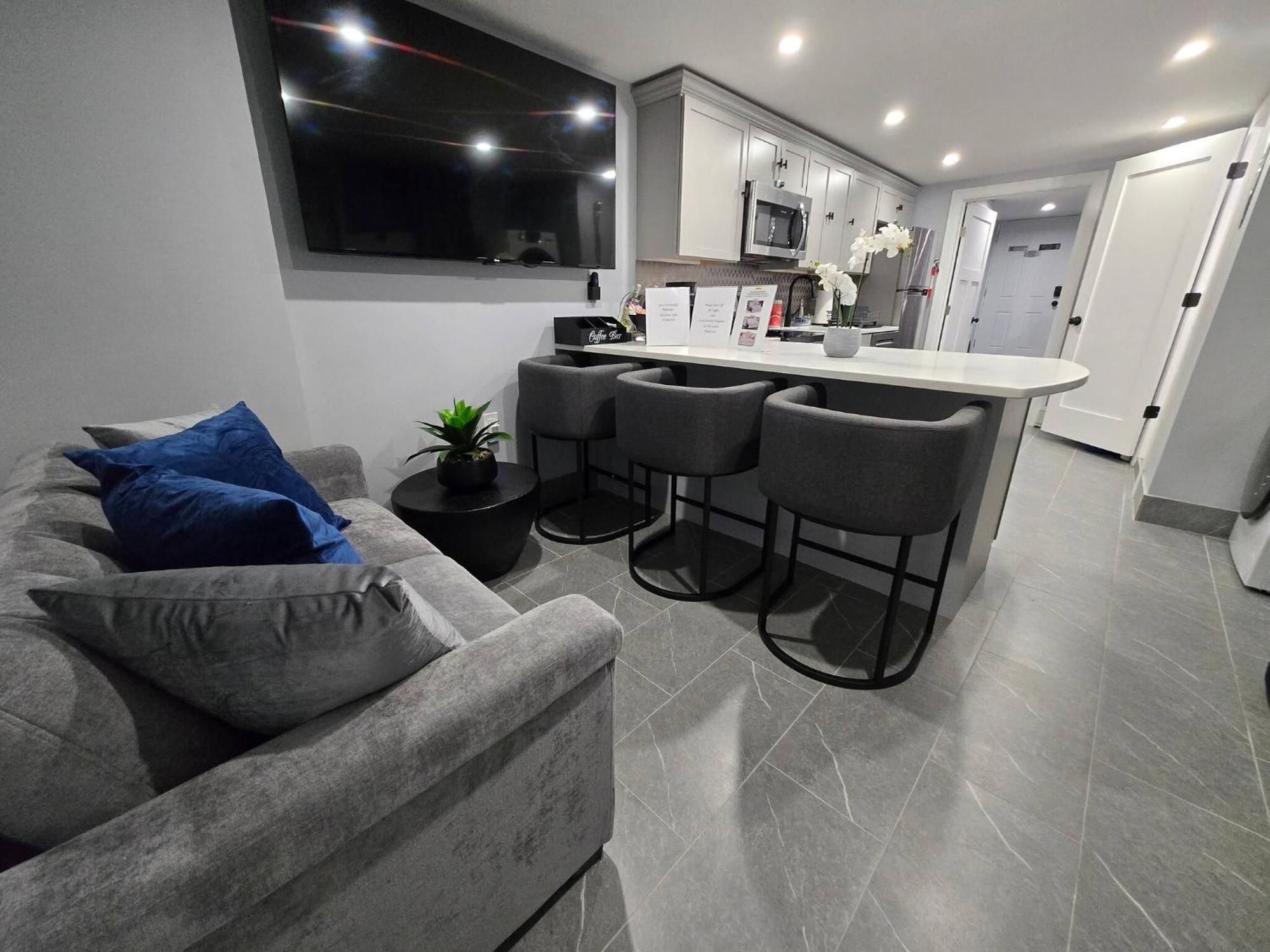 Apartment 2br Lower Garden-level 20min *