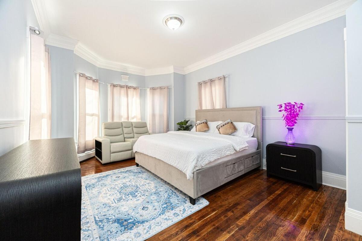 Nightingale In Apartment *