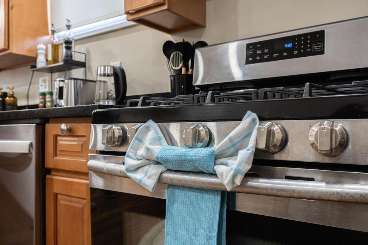 Cozy, Spacious Near Downtown