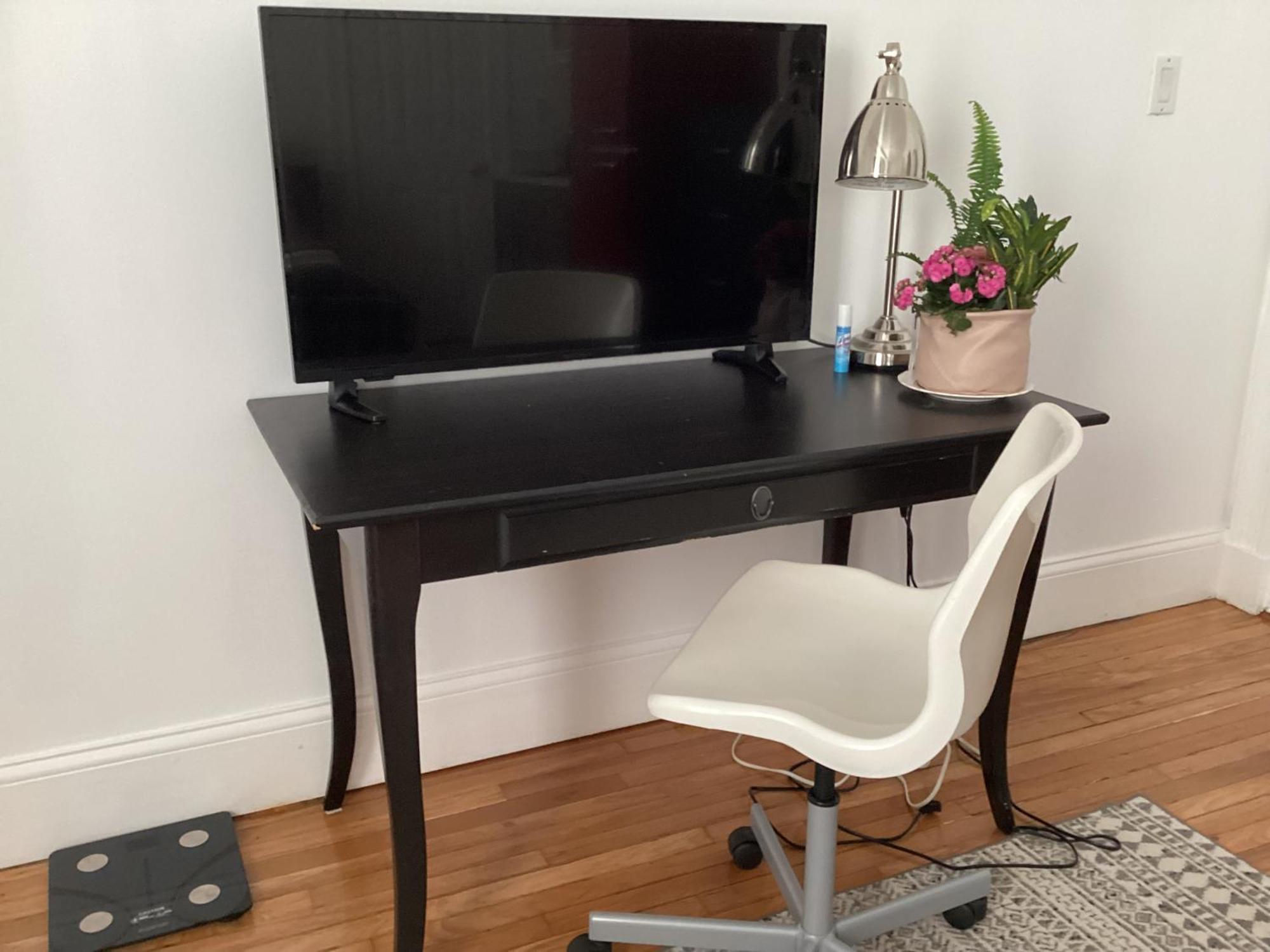 With Parking, Next To Train Or Buses, Good Neighborhood Apartment *