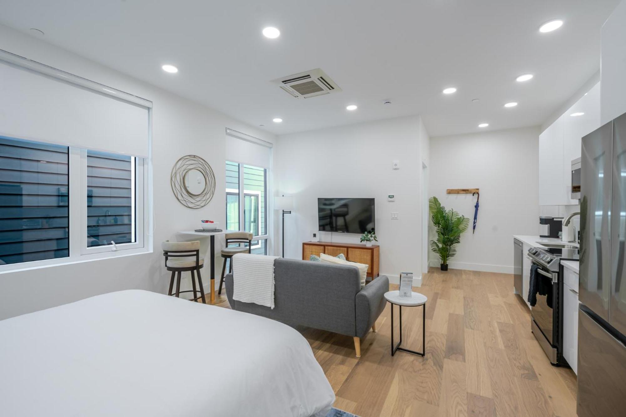 Luxury Landing W Rooftop Lounge * Boston