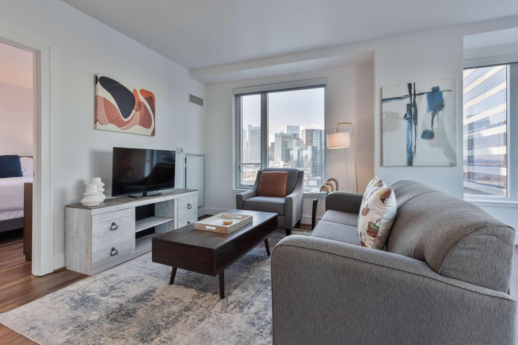 Stylish Seaport Near Waterfront Dining & Downtown *