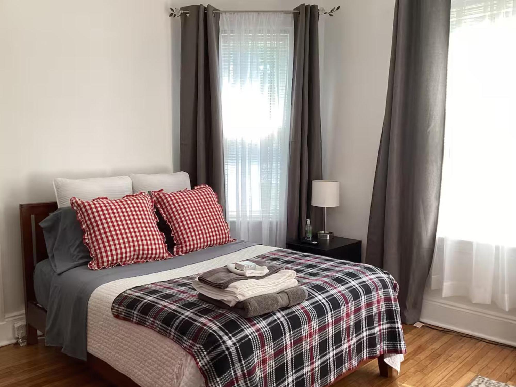 Apartment With Parking, Next To Train Or Buses, Good Neighborhood