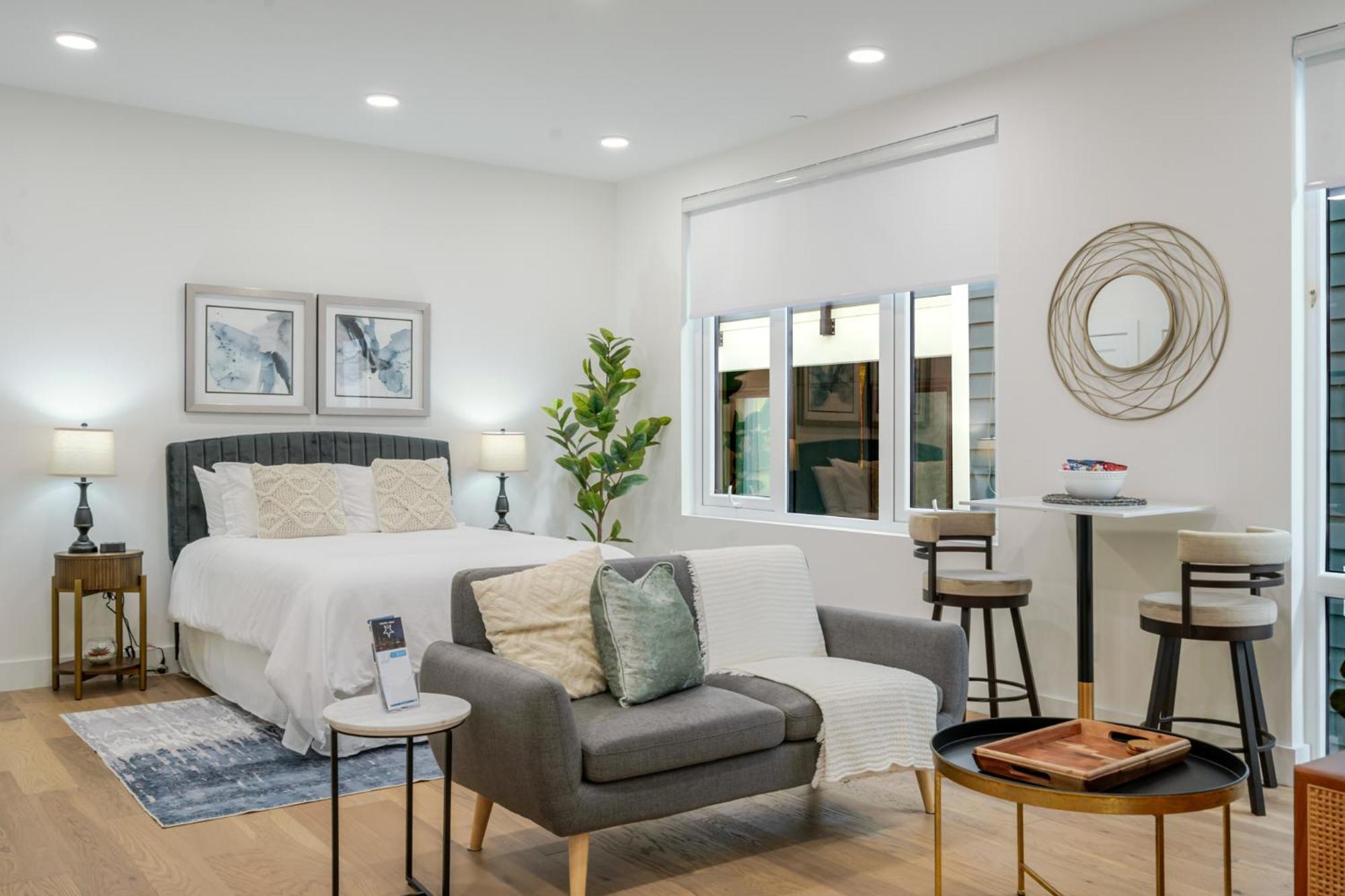 Luxury Landing W Rooftop Lounge Apartment