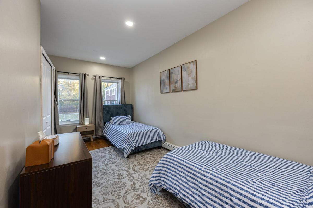 Cozy, Spacious Near Downtown Apartment