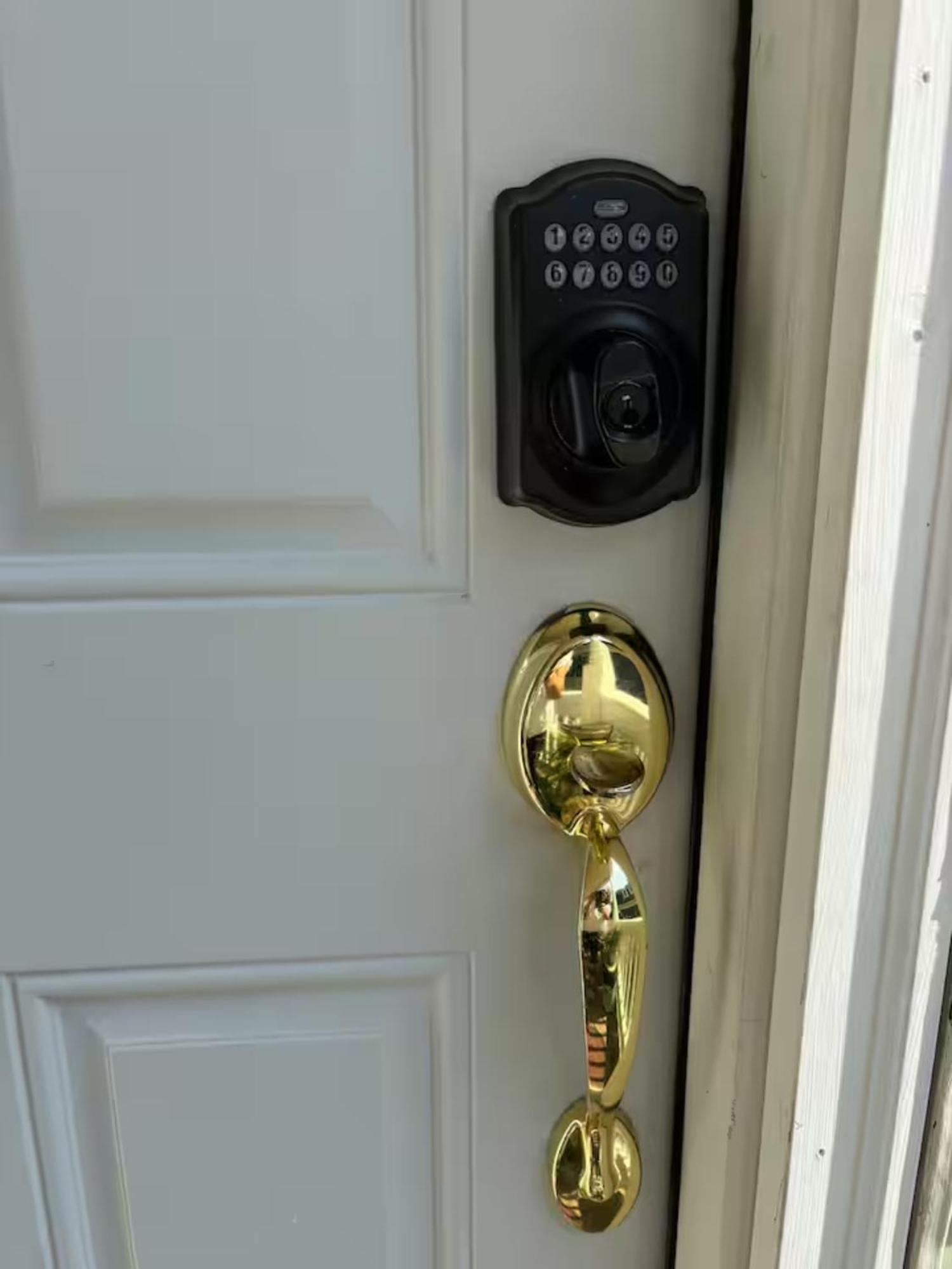 With Parking, Next To Train Or Buses, Good Neighborhood Apartment *