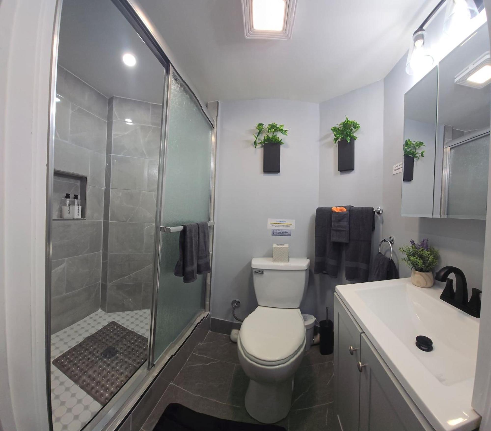 Apartment 2br Lower Garden-level 20min *