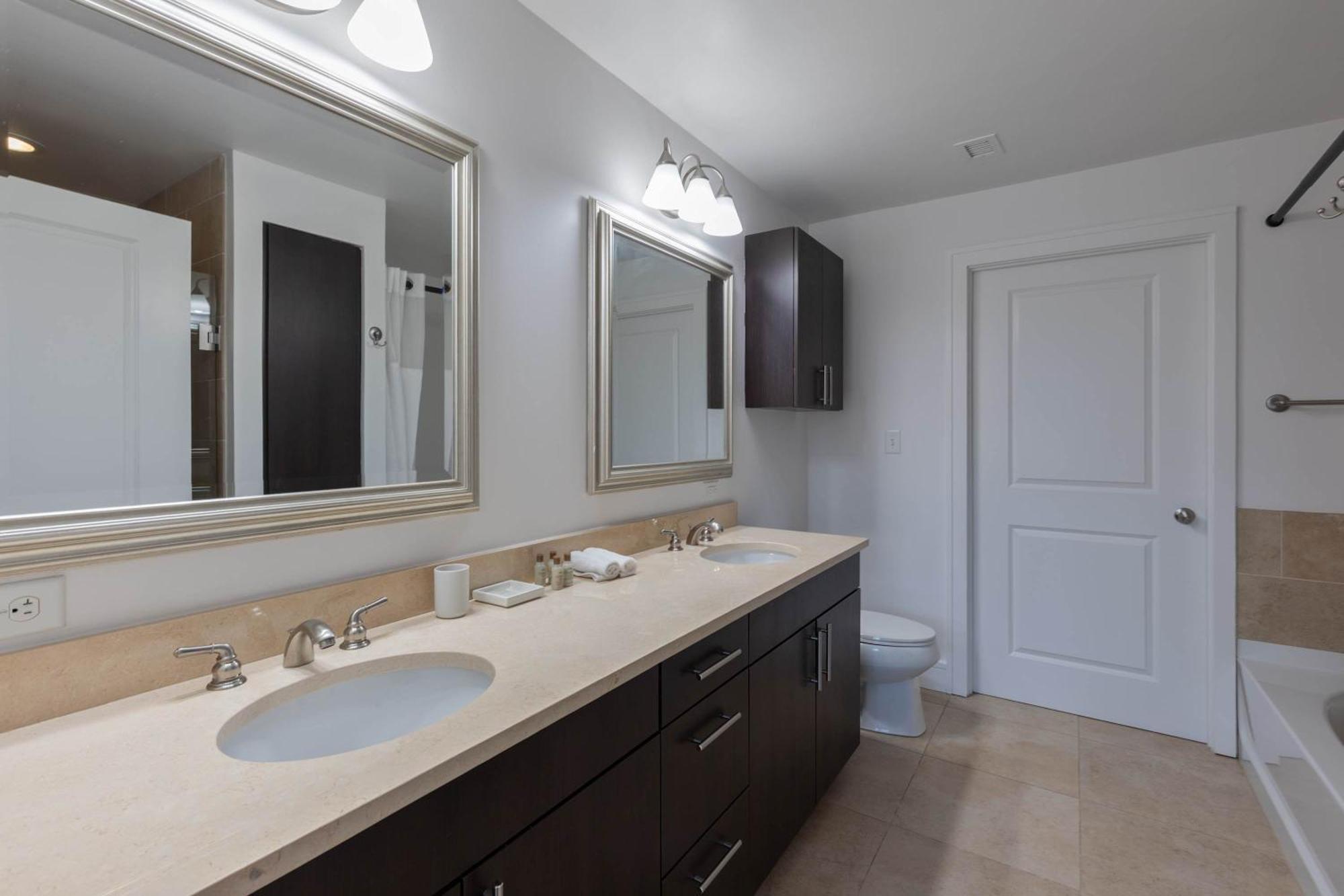 Stylish Seaport Near Waterfront Dining & Downtown Apartment *