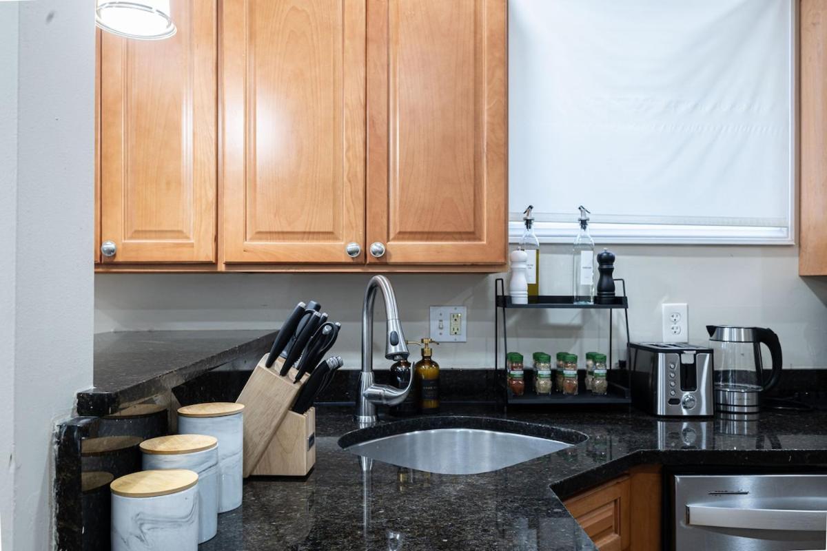 Cozy, Spacious Near Downtown Apartment